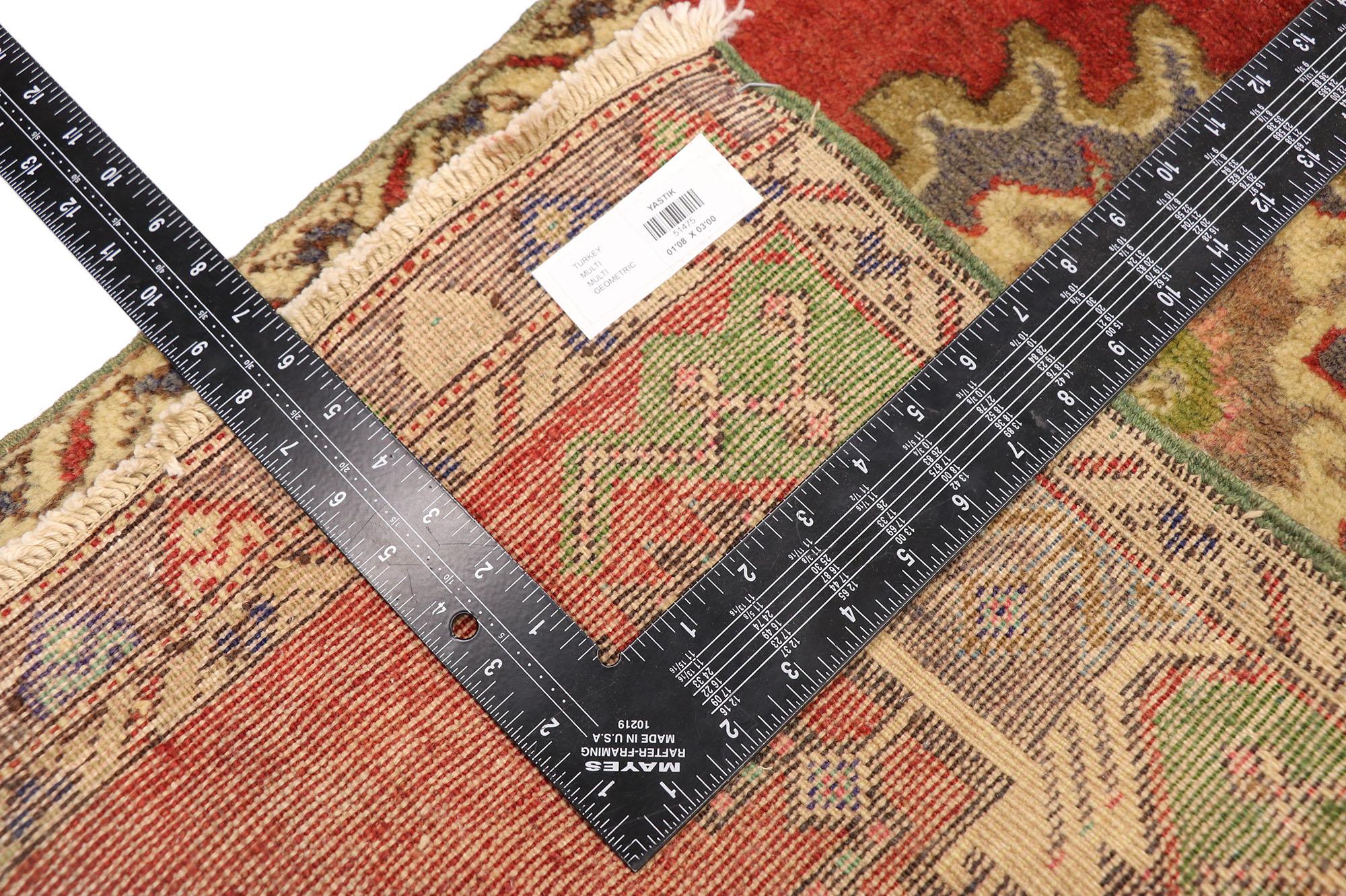 Türkischer Teppich im Vintage-Stil: Timeless Appeal trifft auf stilvolle Langlebigkeit im Zustand „Gut“ im Angebot in Dallas, TX