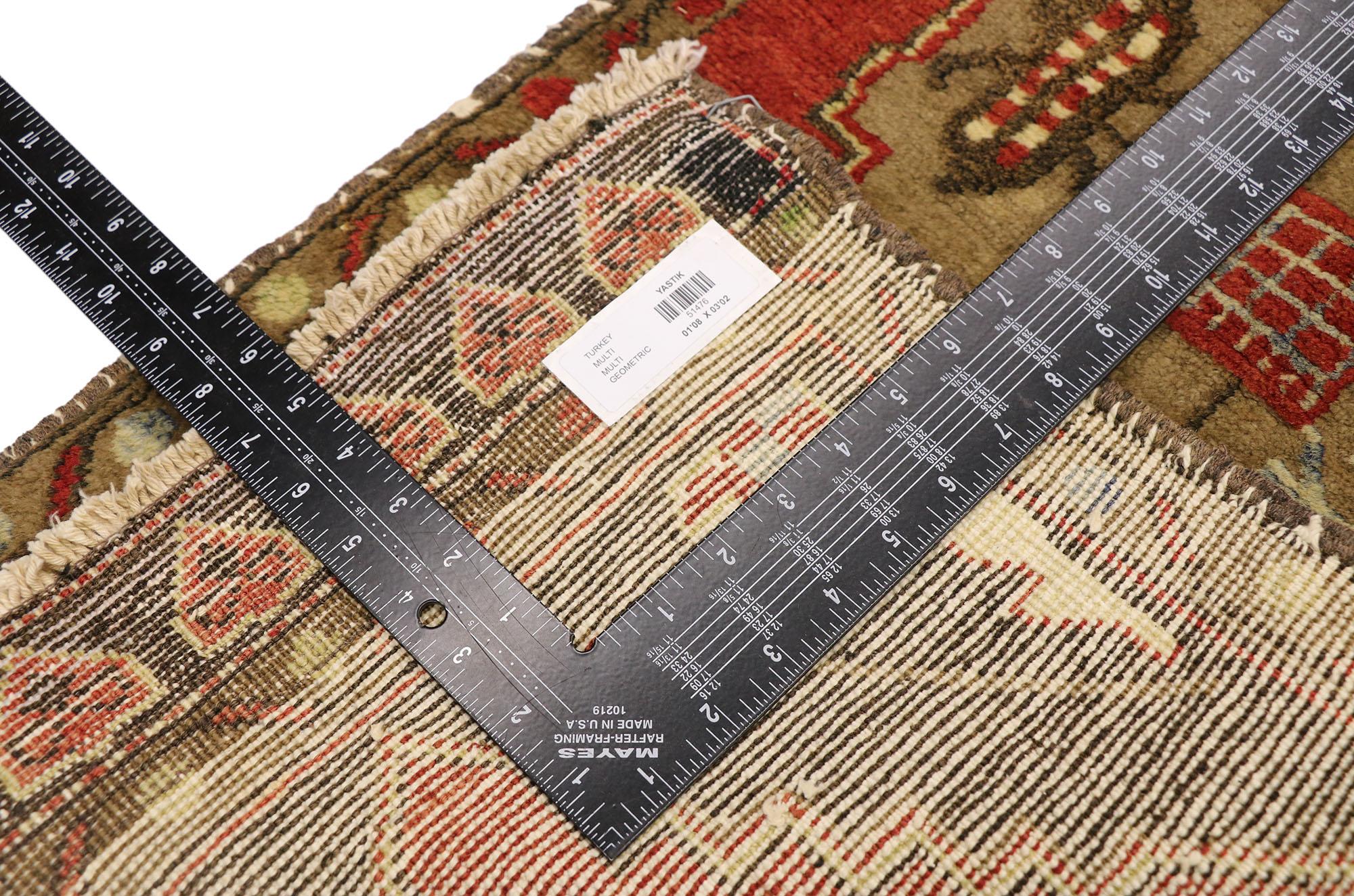Türkischer Teppich im Vintage-Stil: Timeless Appeal trifft auf stilvolle Langlebigkeit im Zustand „Gut“ im Angebot in Dallas, TX