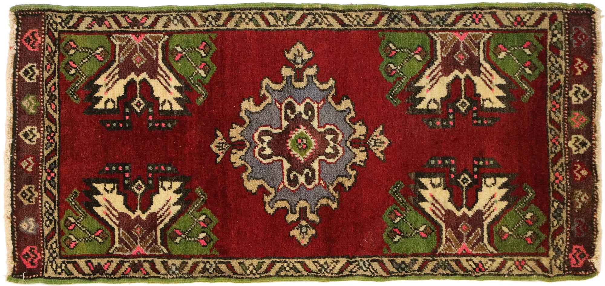 Türkischer Teppich im Vintage-Stil: Timeless Appeal trifft auf stilvolle Langlebigkeit im Zustand „Gut“ im Angebot in Dallas, TX