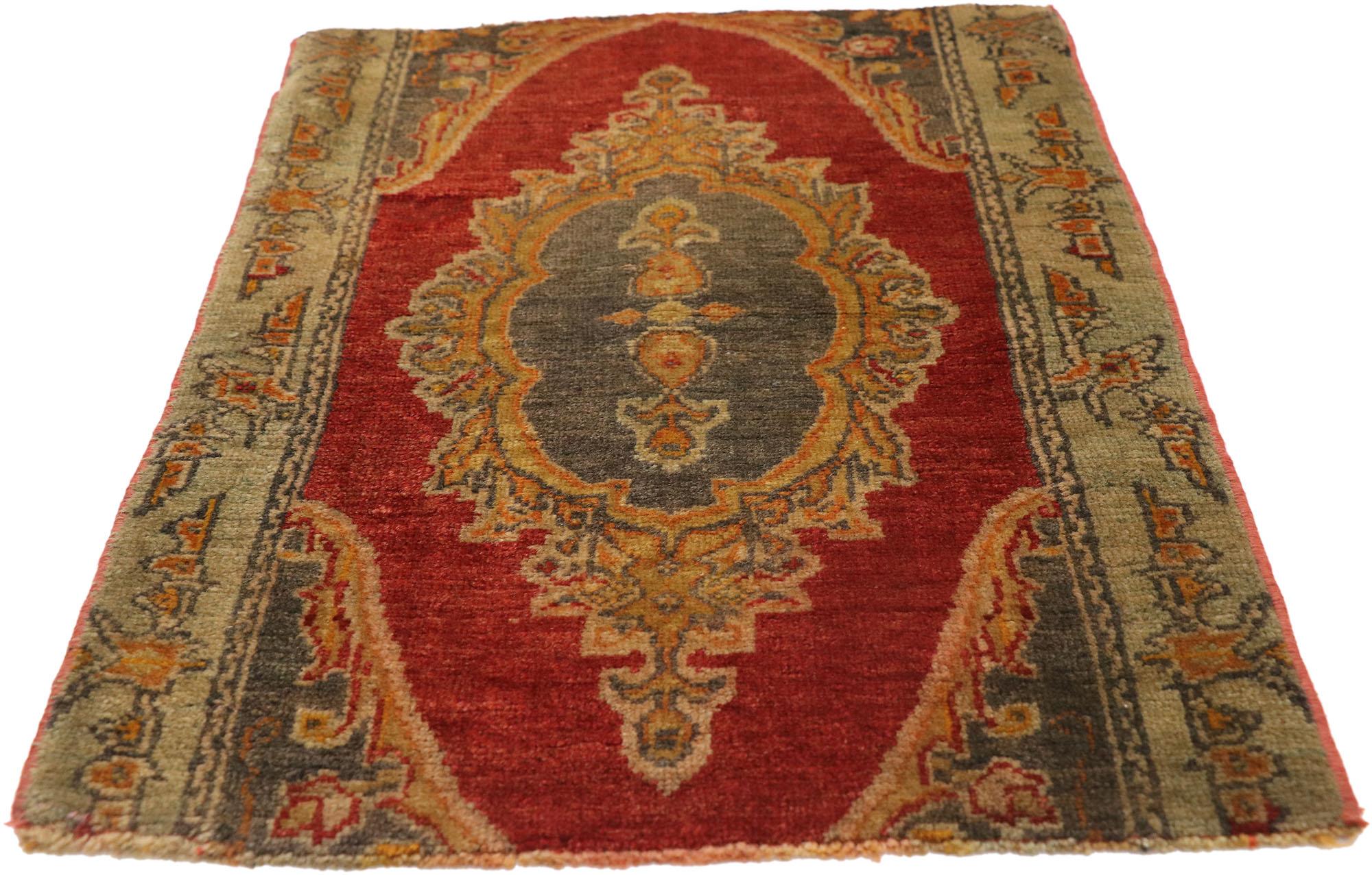 Türkischer Teppich im Vintage-Stil: Timeless Appeal trifft auf stilvolle Langlebigkeit (20. Jahrhundert) im Angebot