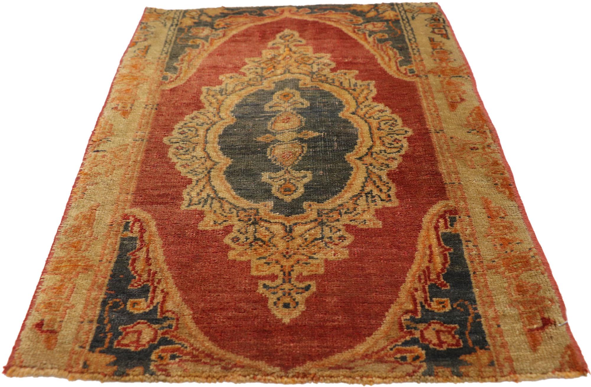 Türkischer Teppich im Vintage-Stil: Timeless Appeal trifft auf stilvolle Langlebigkeit (20. Jahrhundert) im Angebot