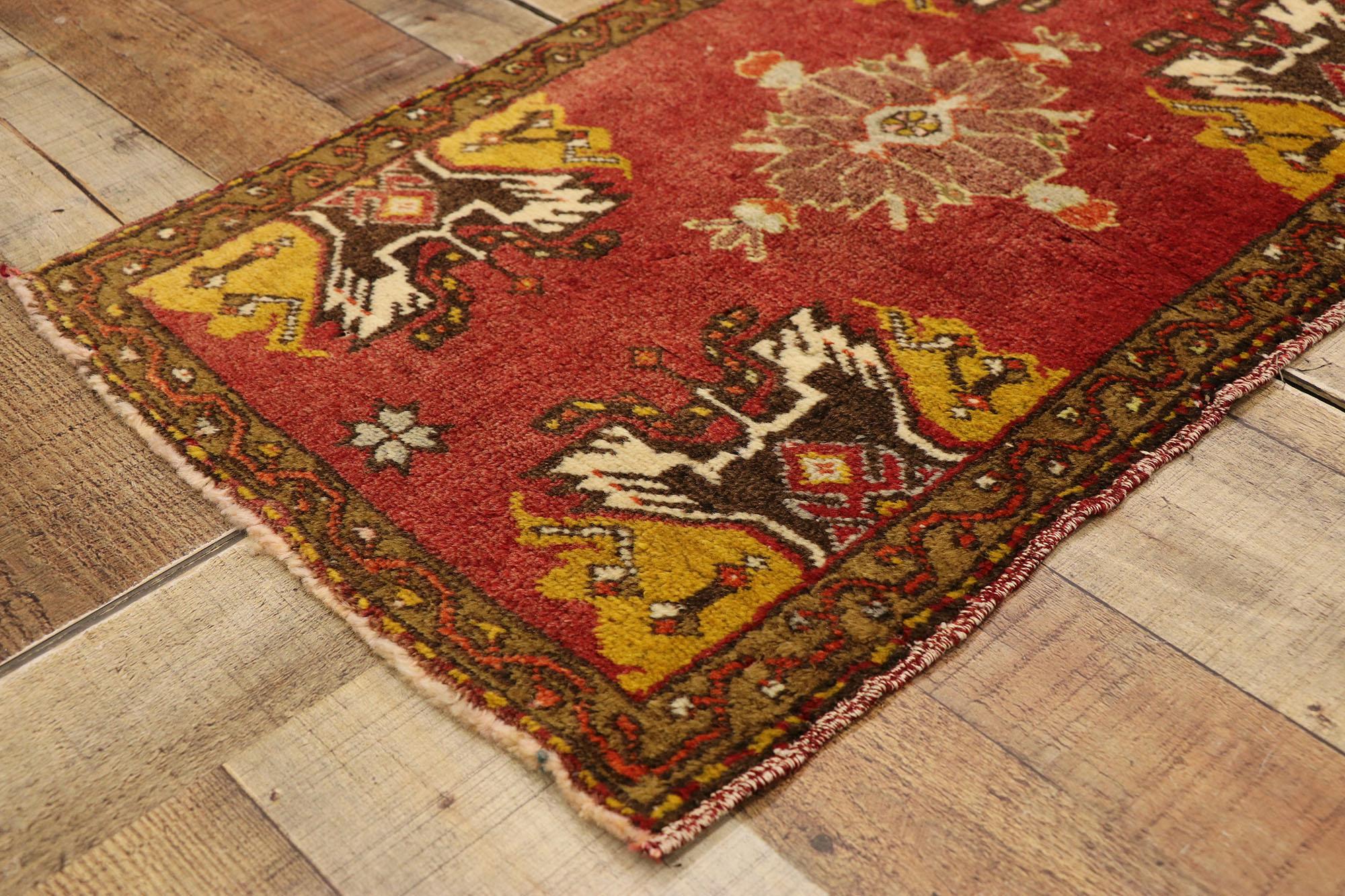 Türkischer Teppich im Vintage-Stil: Timeless Appeal trifft auf stilvolle Langlebigkeit (20. Jahrhundert) im Angebot