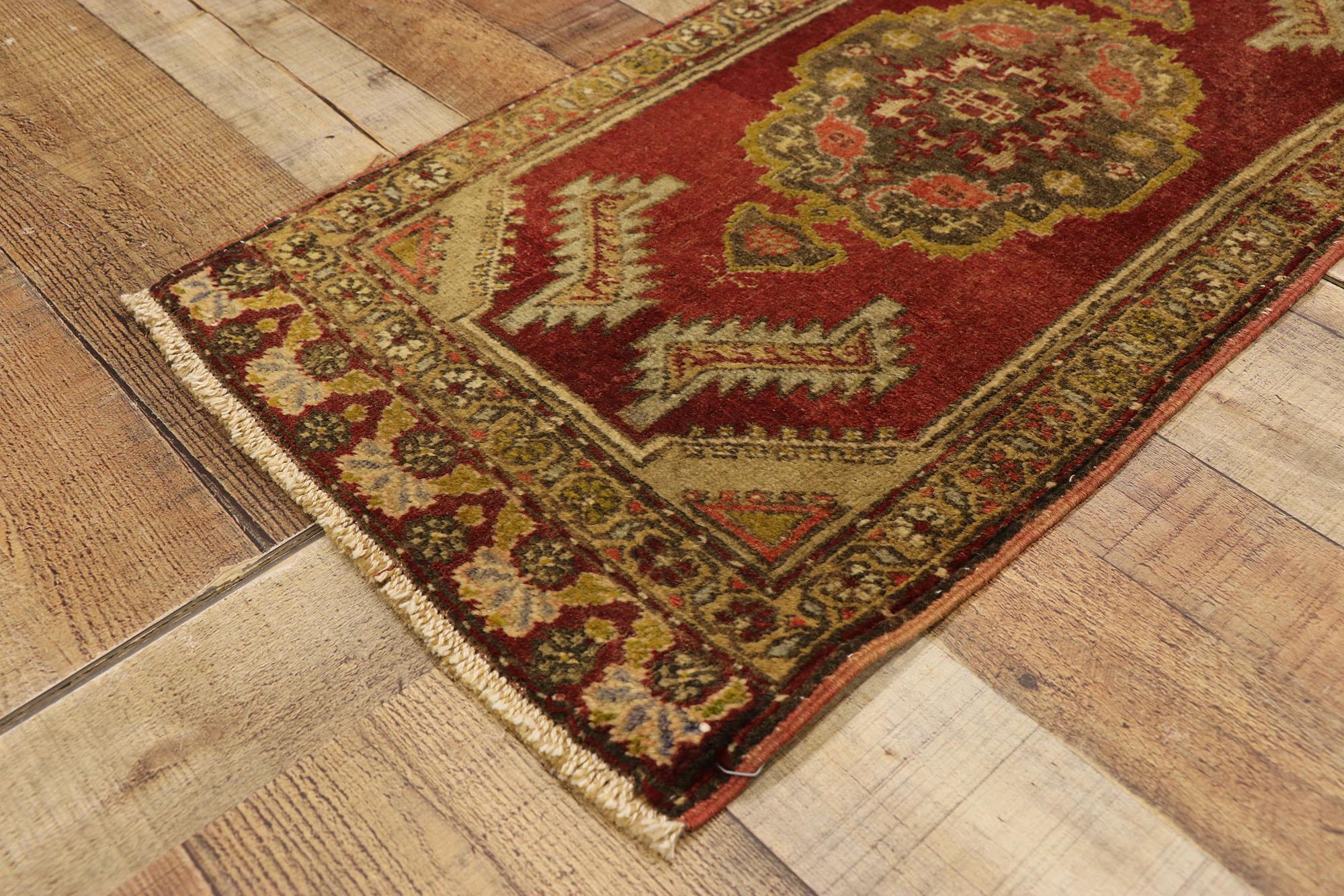 Türkischer Teppich im Vintage-Stil: Timeless Appeal trifft auf stilvolle Langlebigkeit (20. Jahrhundert) im Angebot