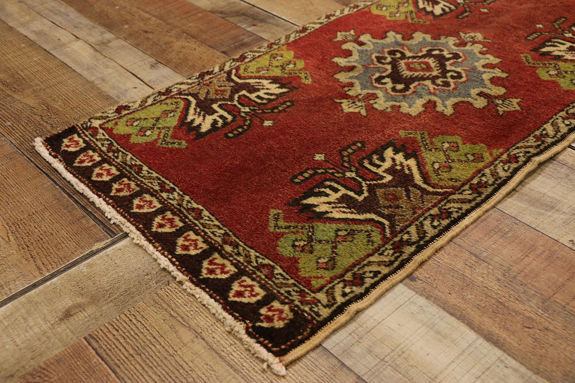Türkischer Teppich im Vintage-Stil: Timeless Appeal trifft auf stilvolle Langlebigkeit (20. Jahrhundert) im Angebot