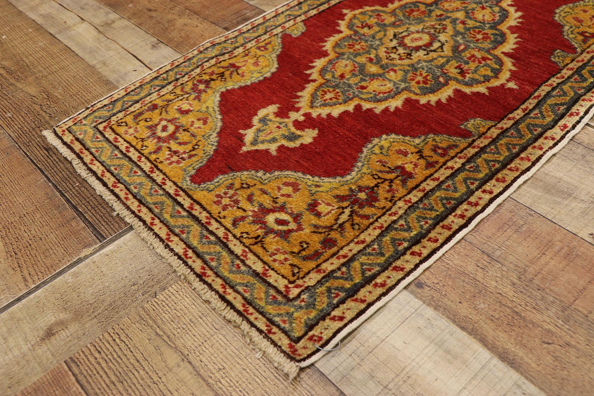 Türkischer Teppich im Vintage-Stil: Timeless Appeal trifft auf stilvolle Langlebigkeit (20. Jahrhundert) im Angebot