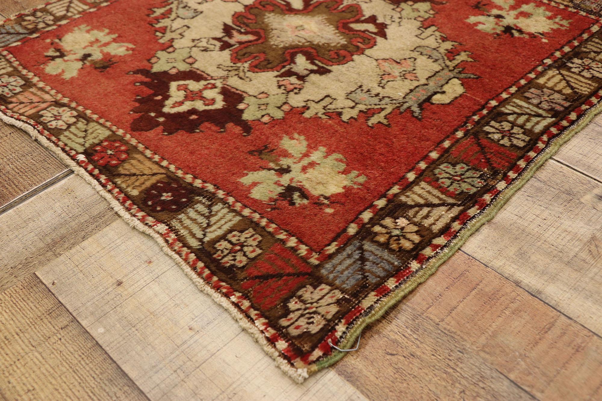 Türkischer Teppich im Vintage-Stil: Timeless Appeal trifft auf stilvolle Langlebigkeit (20. Jahrhundert) im Angebot