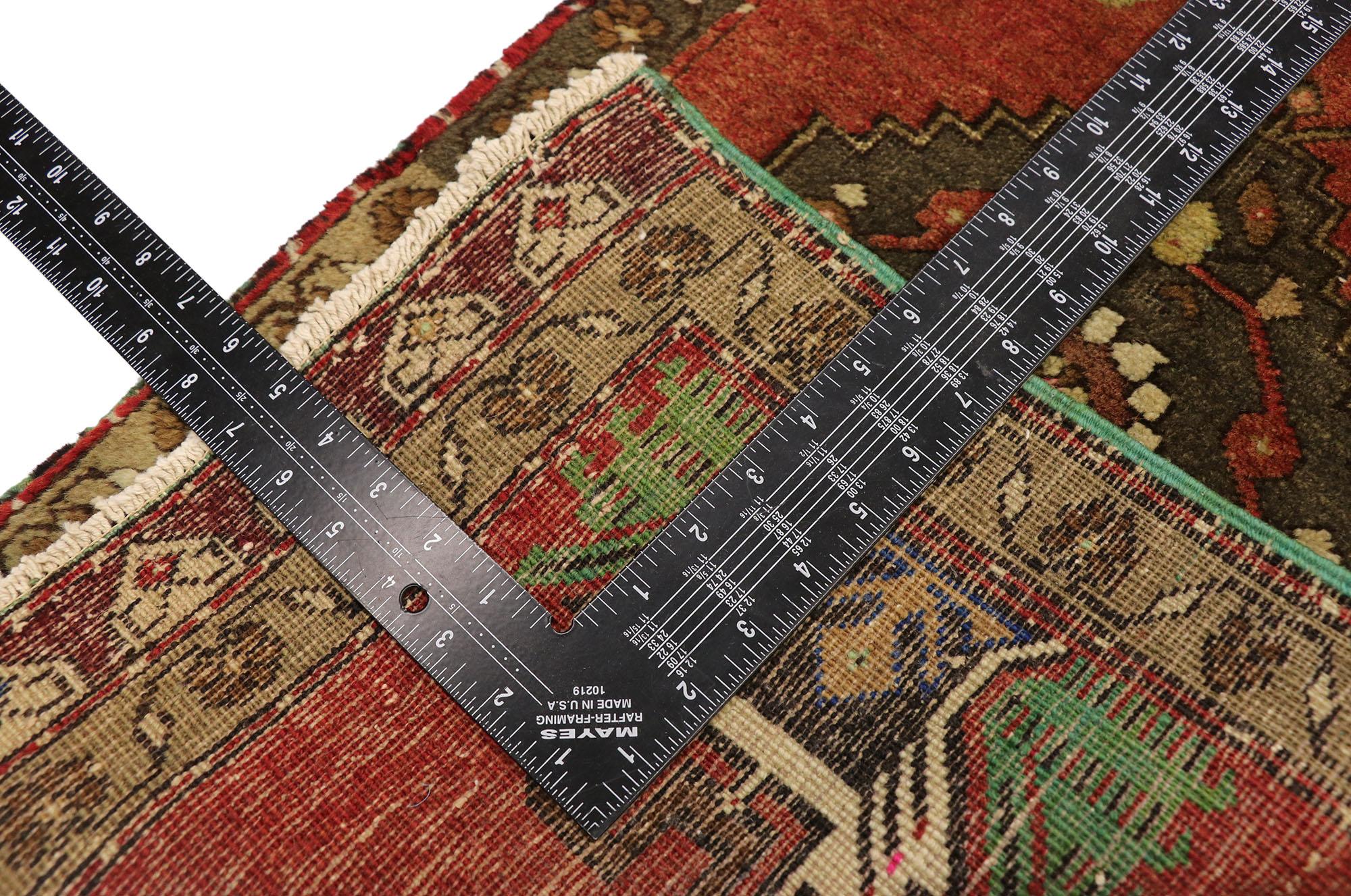 Türkischer Teppich im Vintage-Stil: Timeless Appeal trifft auf stilvolle Langlebigkeit (20. Jahrhundert) im Angebot