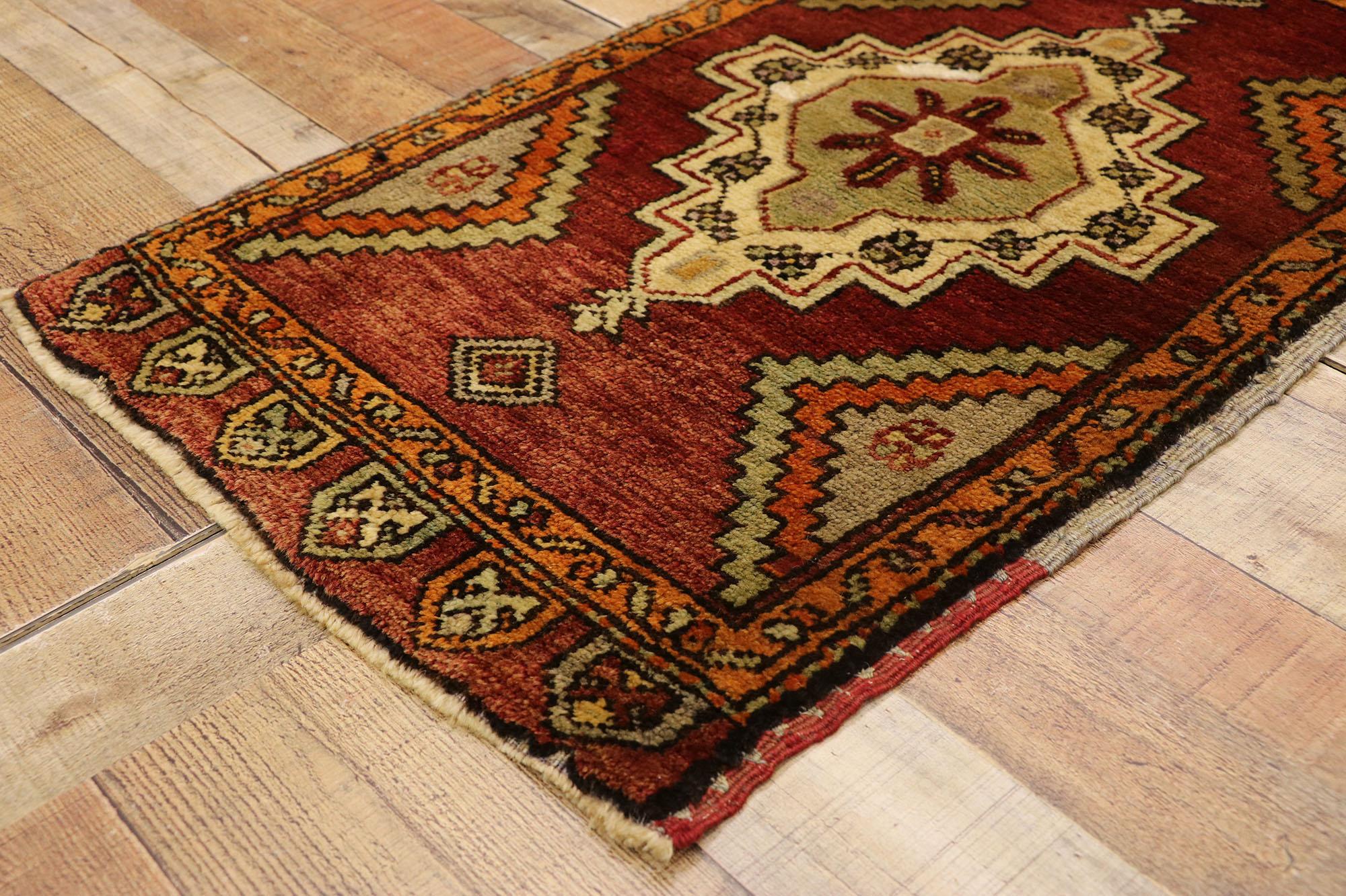 Türkischer Teppich im Vintage-Stil: Timeless Appeal trifft auf stilvolle Langlebigkeit (20. Jahrhundert) im Angebot