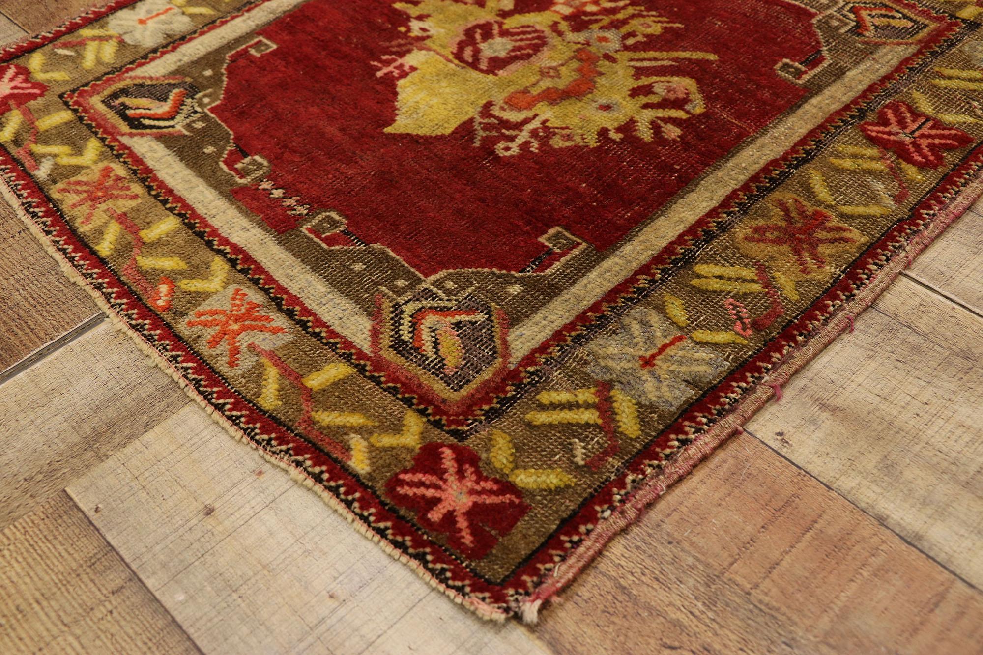 Türkischer Teppich im Vintage-Stil: Timeless Appeal trifft auf stilvolle Langlebigkeit (20. Jahrhundert) im Angebot