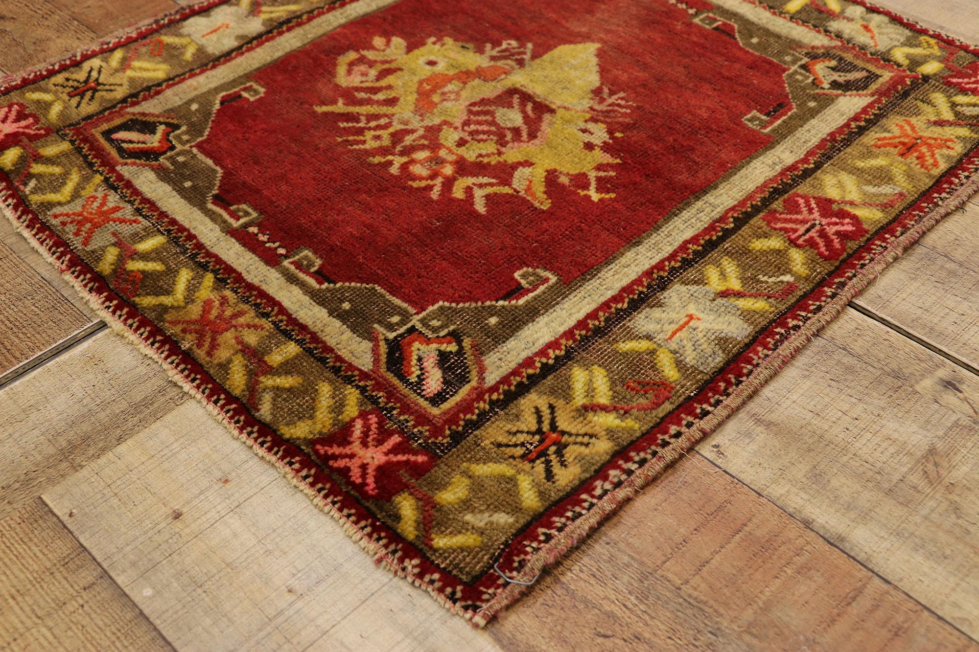 Türkischer Teppich im Vintage-Stil: Timeless Appeal trifft auf stilvolle Langlebigkeit (20. Jahrhundert) im Angebot