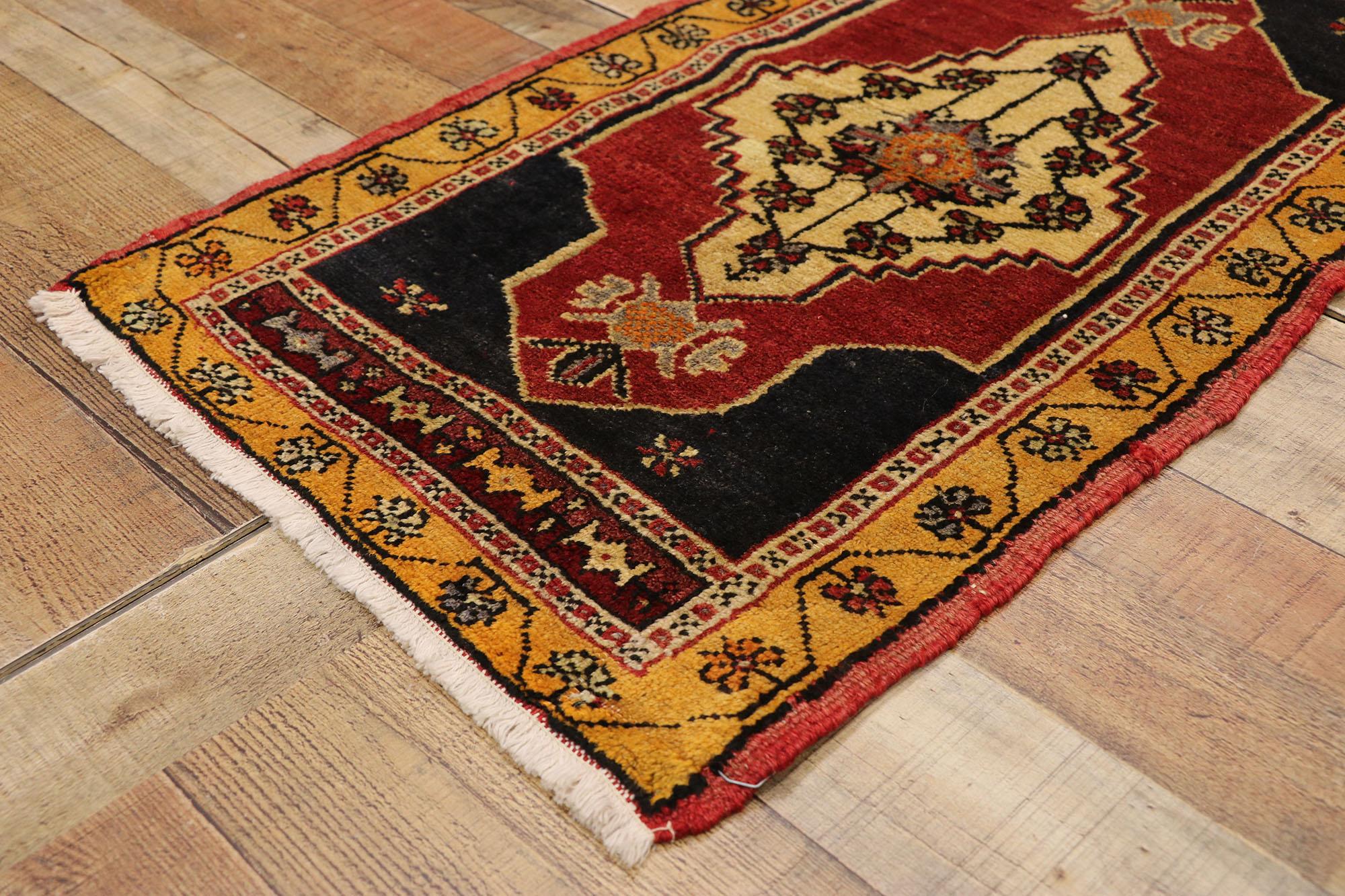 Türkischer Teppich im Vintage-Stil: Timeless Appeal trifft auf stilvolle Langlebigkeit (20. Jahrhundert) im Angebot