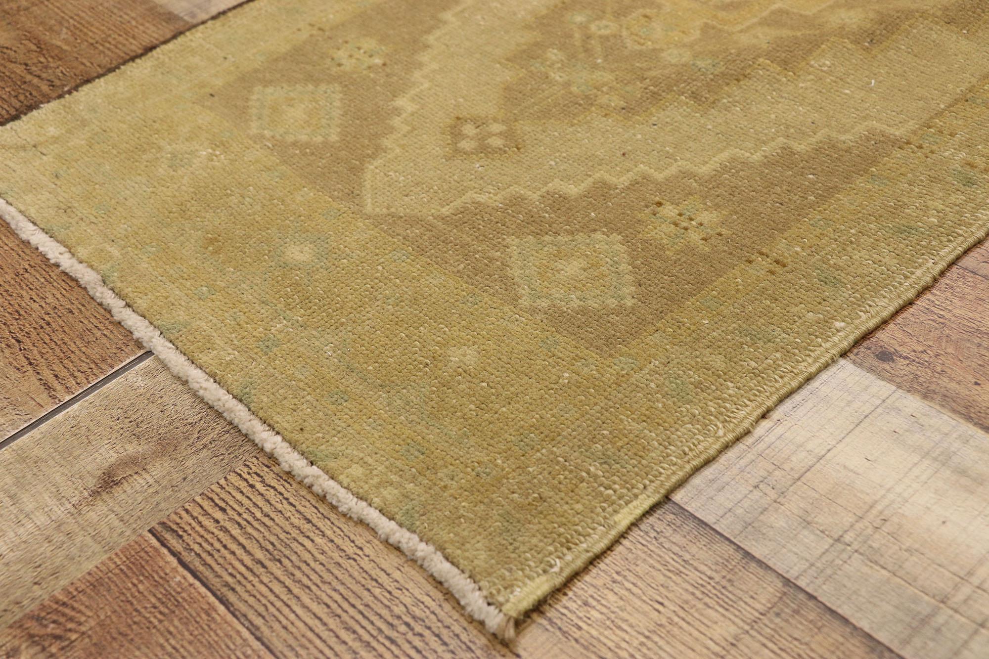 Türkischer Teppich im Vintage-Stil: Timeless Appeal trifft auf stilvolle Langlebigkeit (20. Jahrhundert) im Angebot