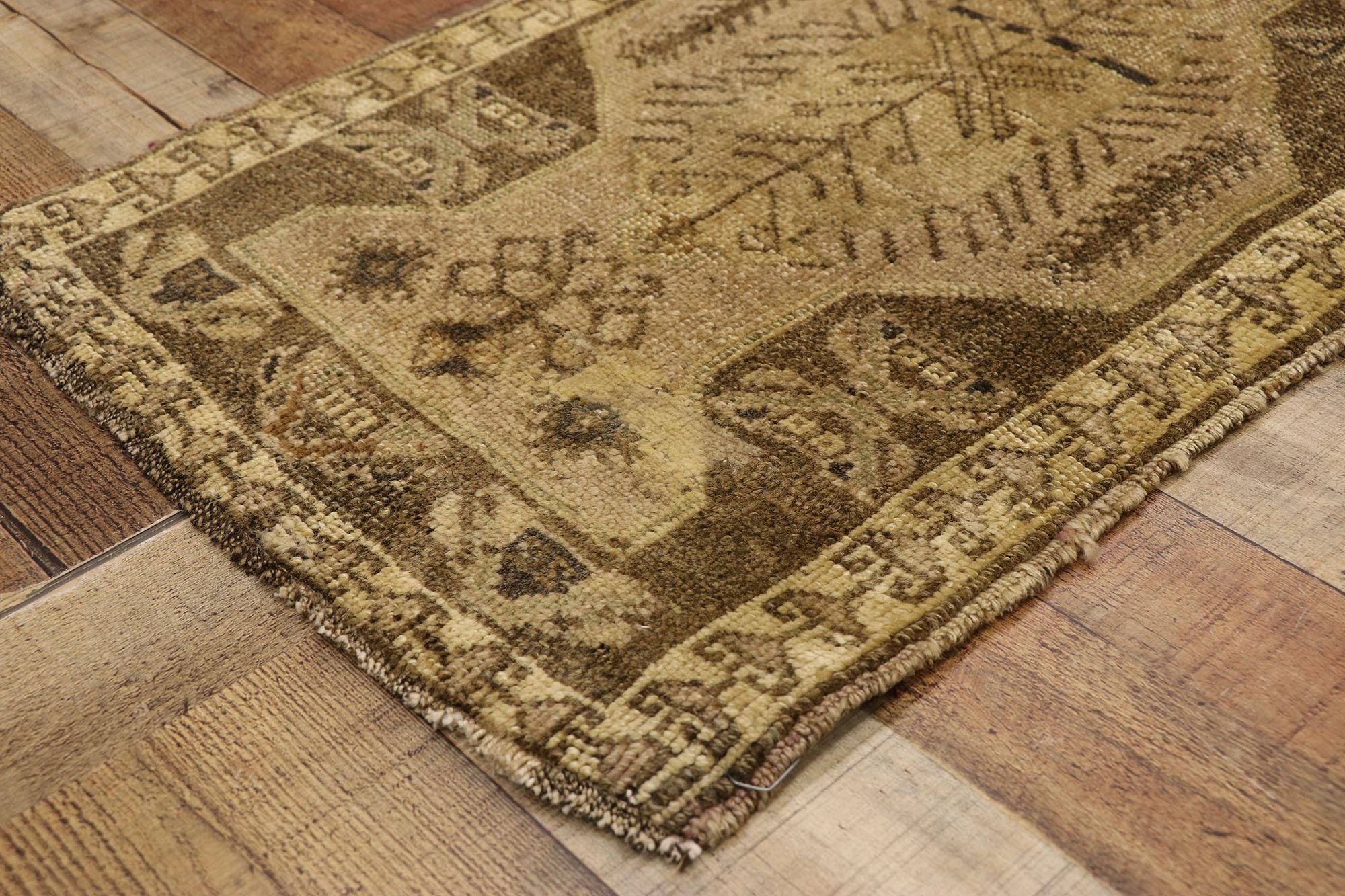 Türkischer Teppich im Vintage-Stil: Timeless Appeal trifft auf stilvolle Langlebigkeit (20. Jahrhundert) im Angebot