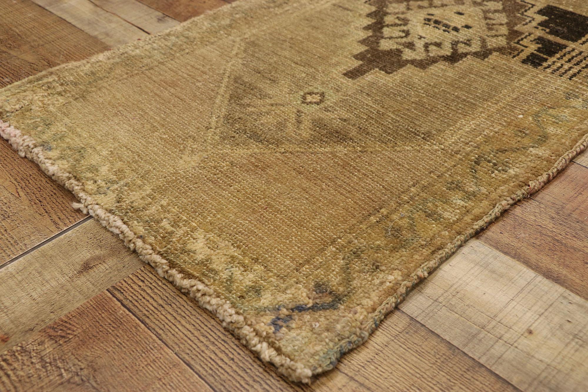 Türkischer Teppich im Vintage-Stil: Timeless Appeal trifft auf stilvolle Langlebigkeit (20. Jahrhundert) im Angebot