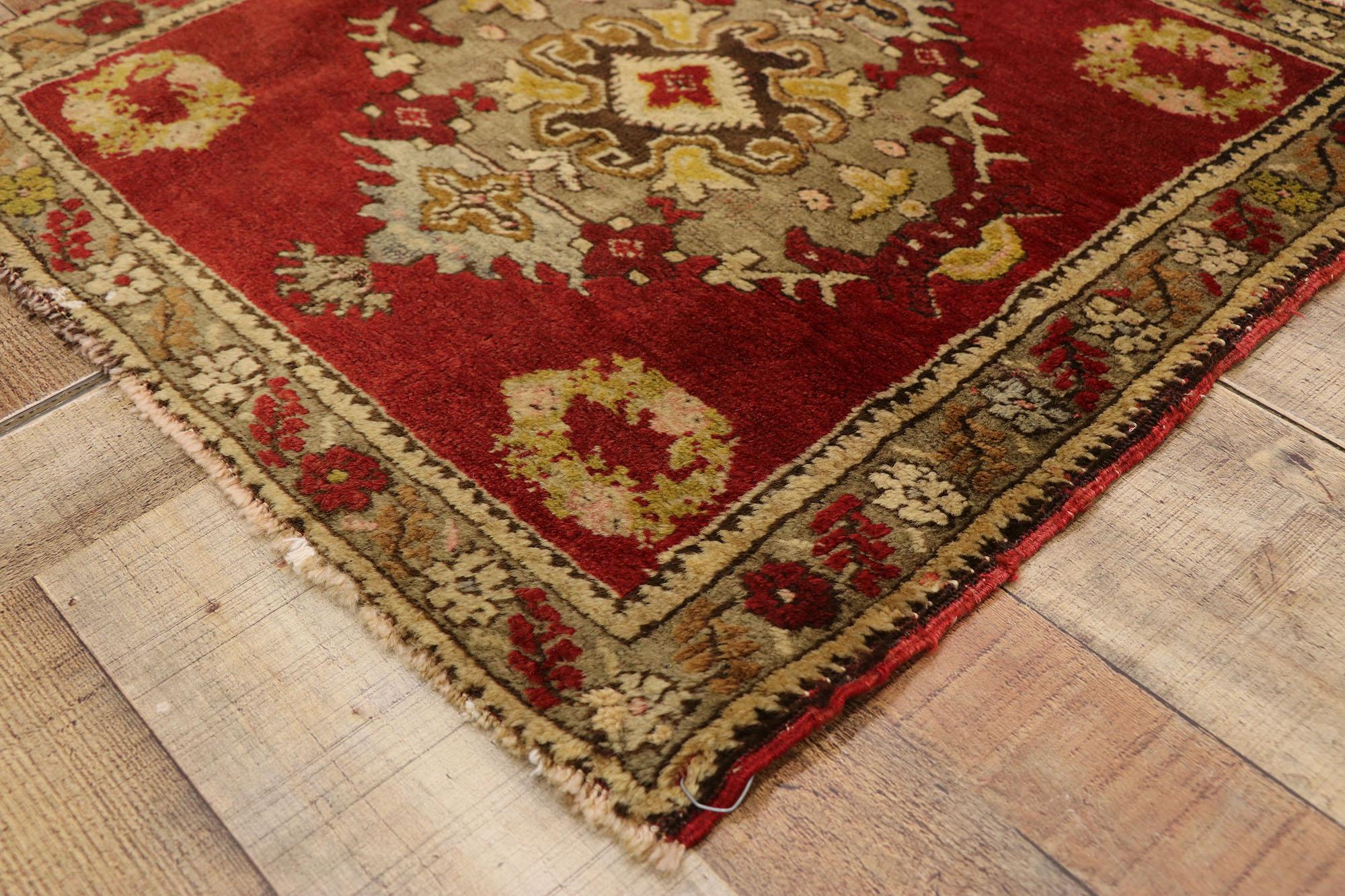 Türkischer Teppich im Vintage-Stil: Timeless Appeal trifft auf stilvolle Langlebigkeit (20. Jahrhundert) im Angebot