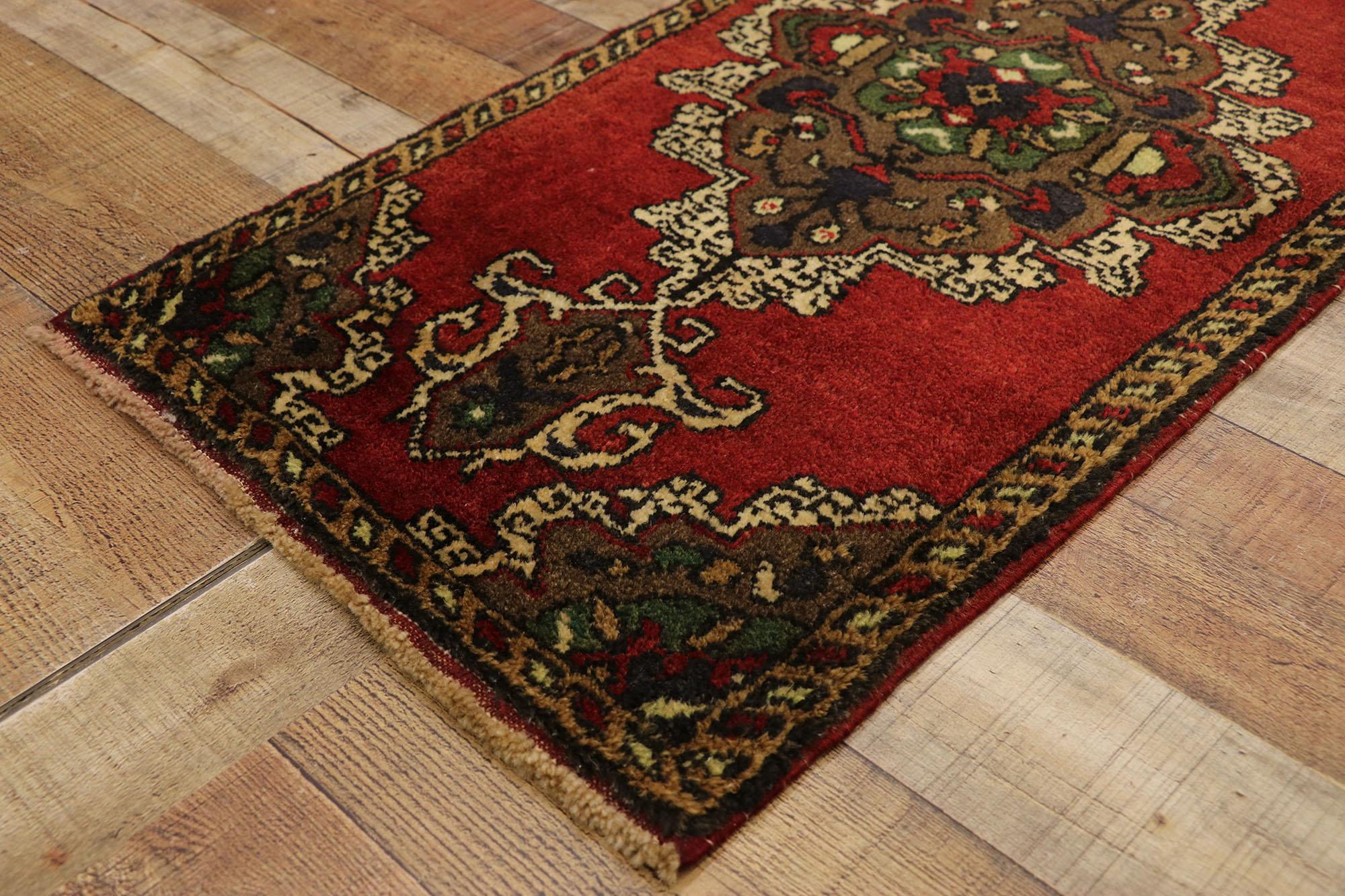 Türkischer Teppich im Vintage-Stil: Timeless Appeal trifft auf stilvolle Langlebigkeit (20. Jahrhundert) im Angebot