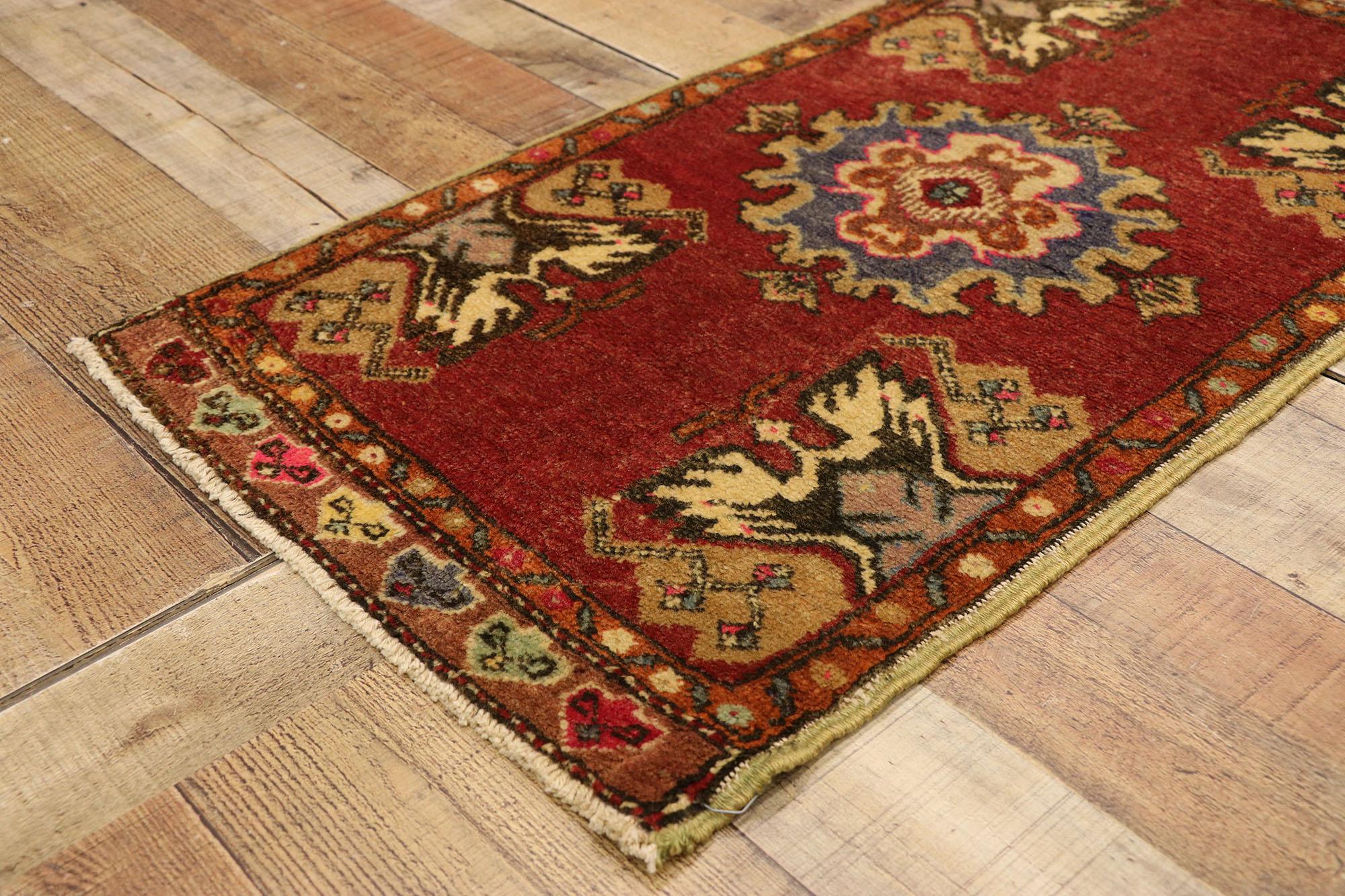Türkischer Teppich im Vintage-Stil: Timeless Appeal trifft auf stilvolle Langlebigkeit (20. Jahrhundert) im Angebot