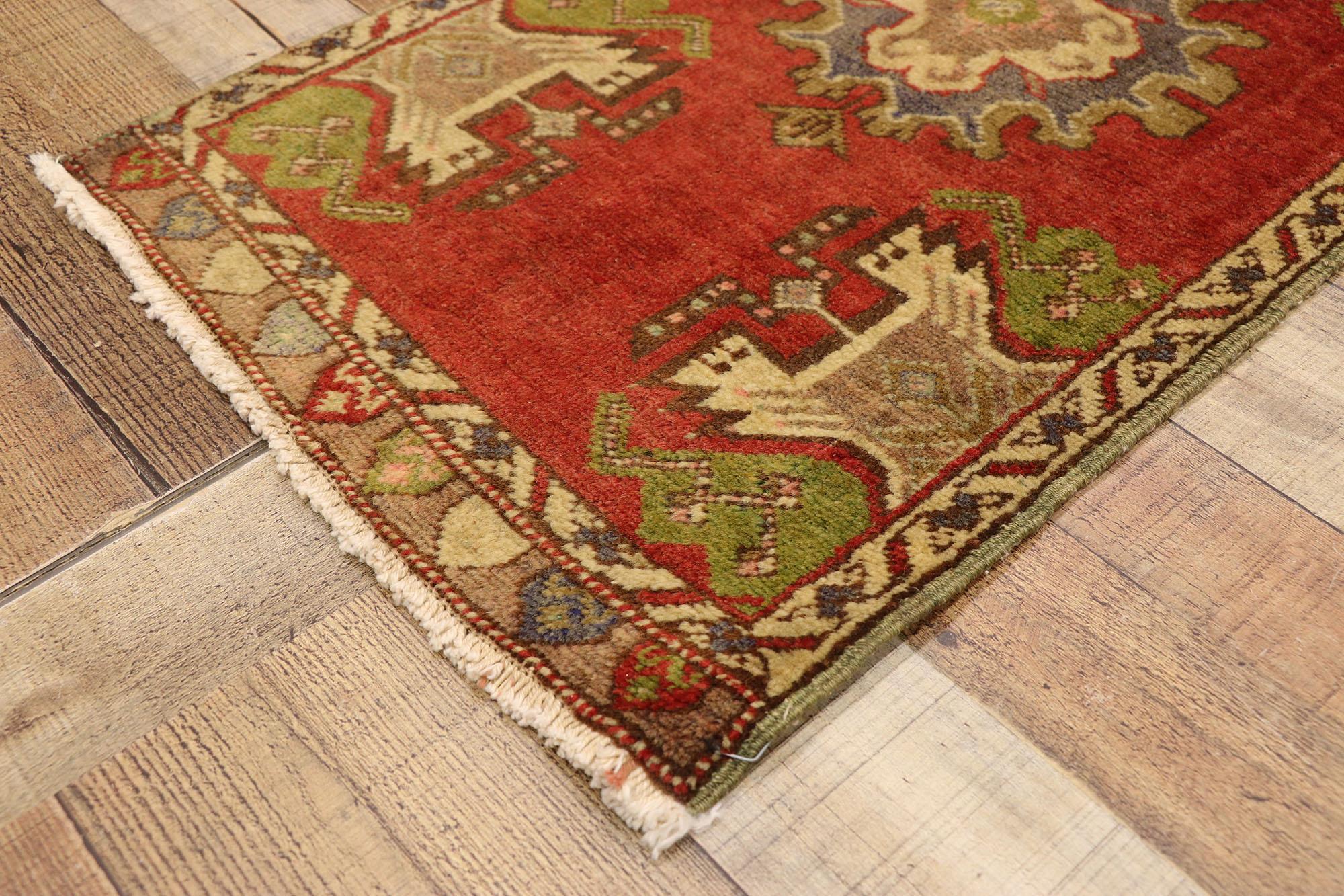 Türkischer Teppich im Vintage-Stil: Timeless Appeal trifft auf stilvolle Langlebigkeit (20. Jahrhundert) im Angebot