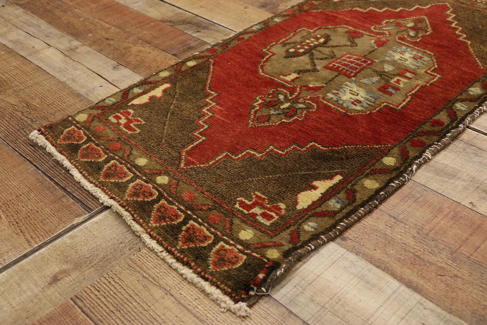 Türkischer Teppich im Vintage-Stil: Timeless Appeal trifft auf stilvolle Langlebigkeit (20. Jahrhundert) im Angebot