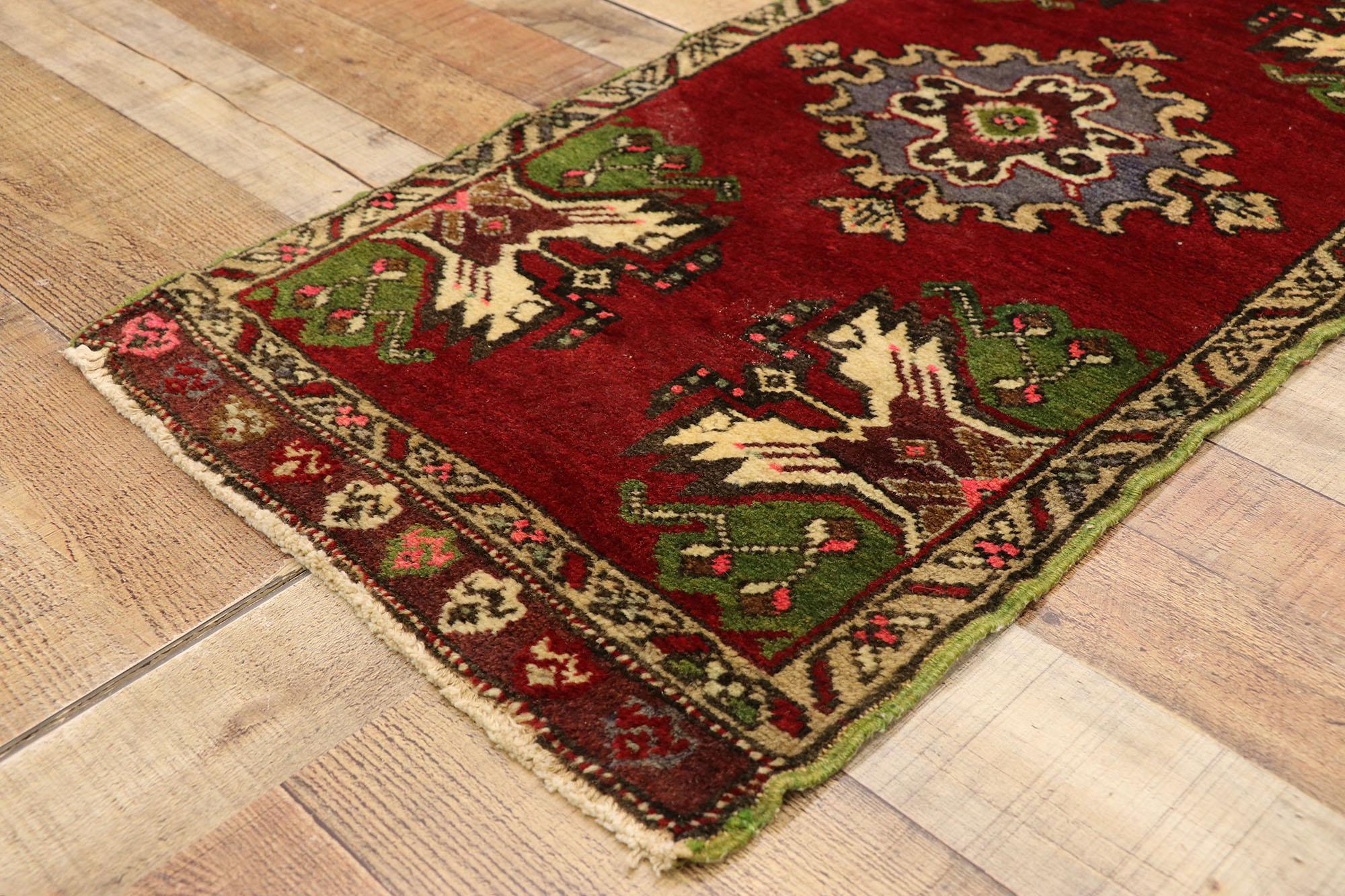 Türkischer Teppich im Vintage-Stil: Timeless Appeal trifft auf stilvolle Langlebigkeit (20. Jahrhundert) im Angebot