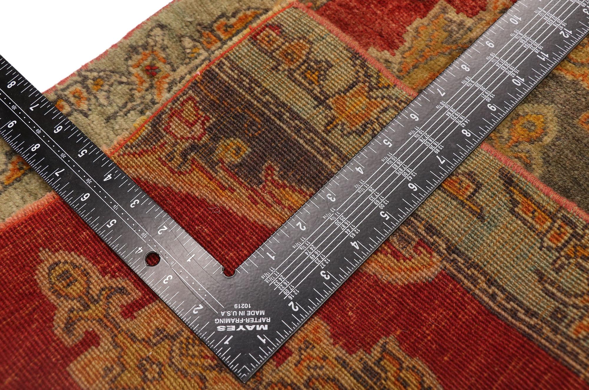 Türkischer Teppich im Vintage-Stil: Timeless Appeal trifft auf stilvolle Langlebigkeit (Wolle) im Angebot