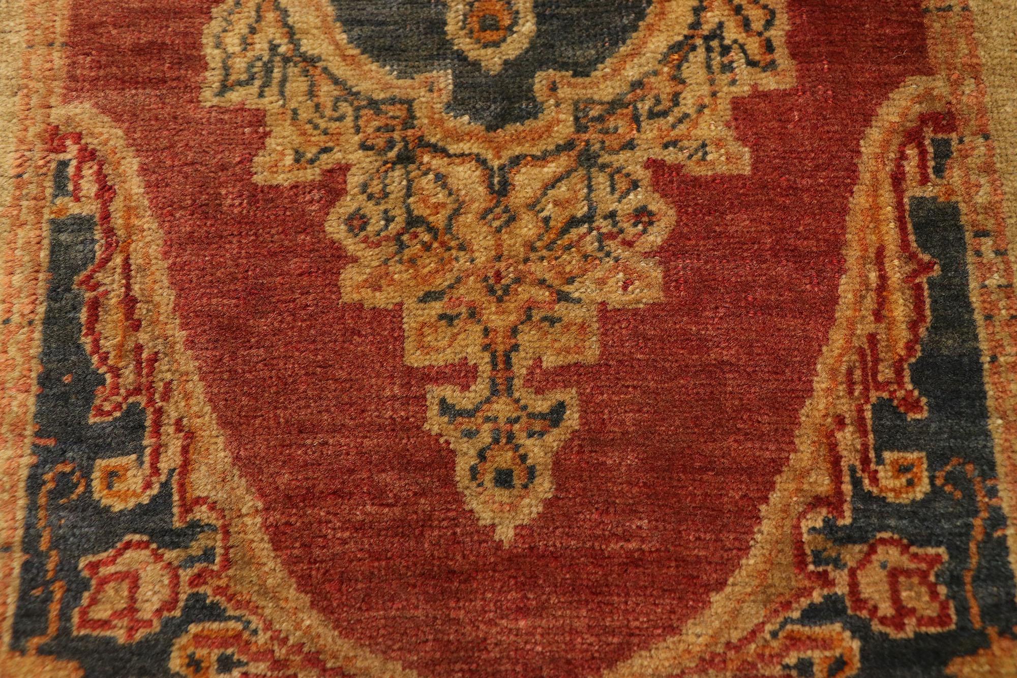 Türkischer Teppich im Vintage-Stil: Timeless Appeal trifft auf stilvolle Langlebigkeit (Wolle) im Angebot