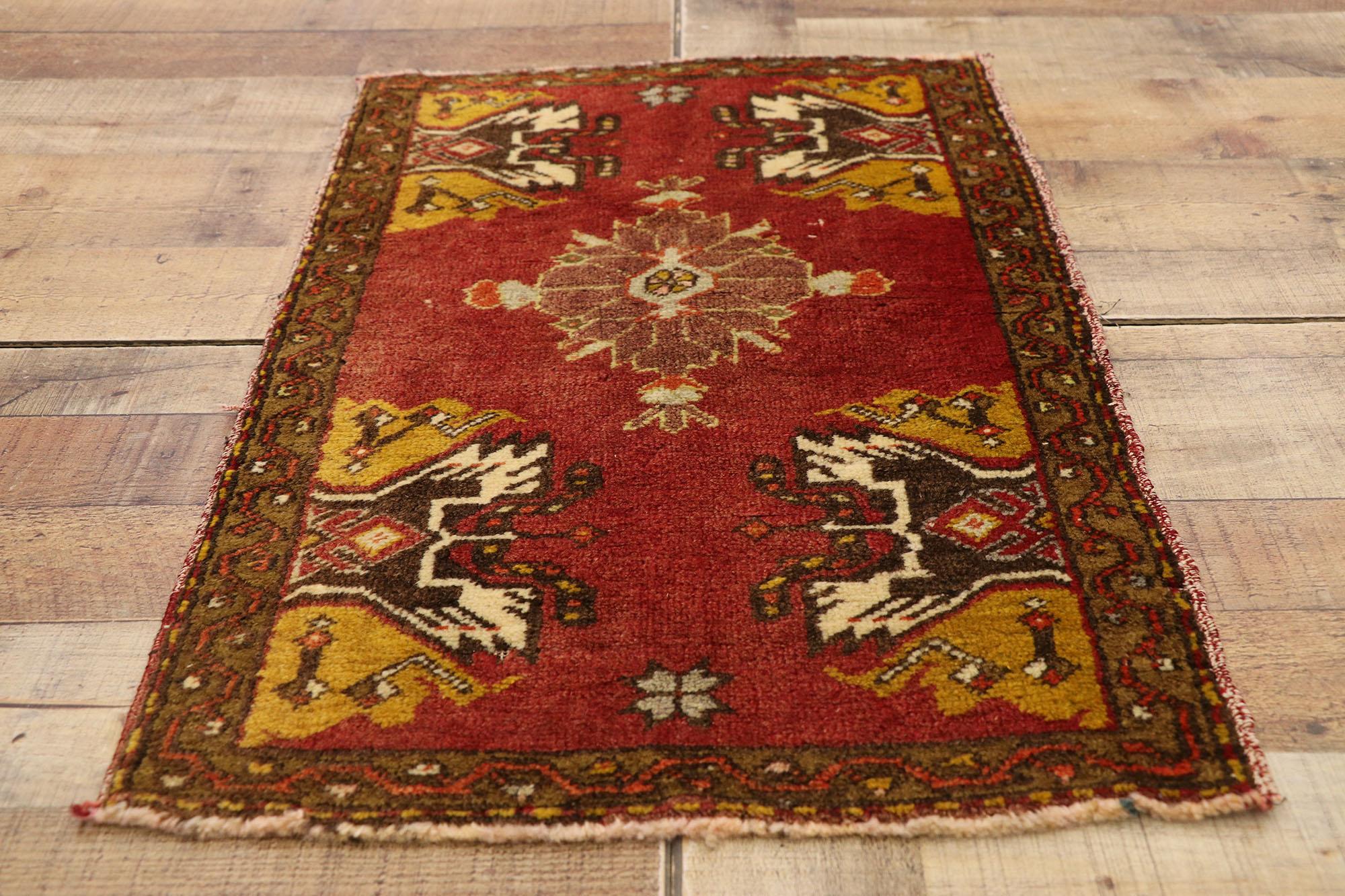 Türkischer Teppich im Vintage-Stil: Timeless Appeal trifft auf stilvolle Langlebigkeit (Wolle) im Angebot