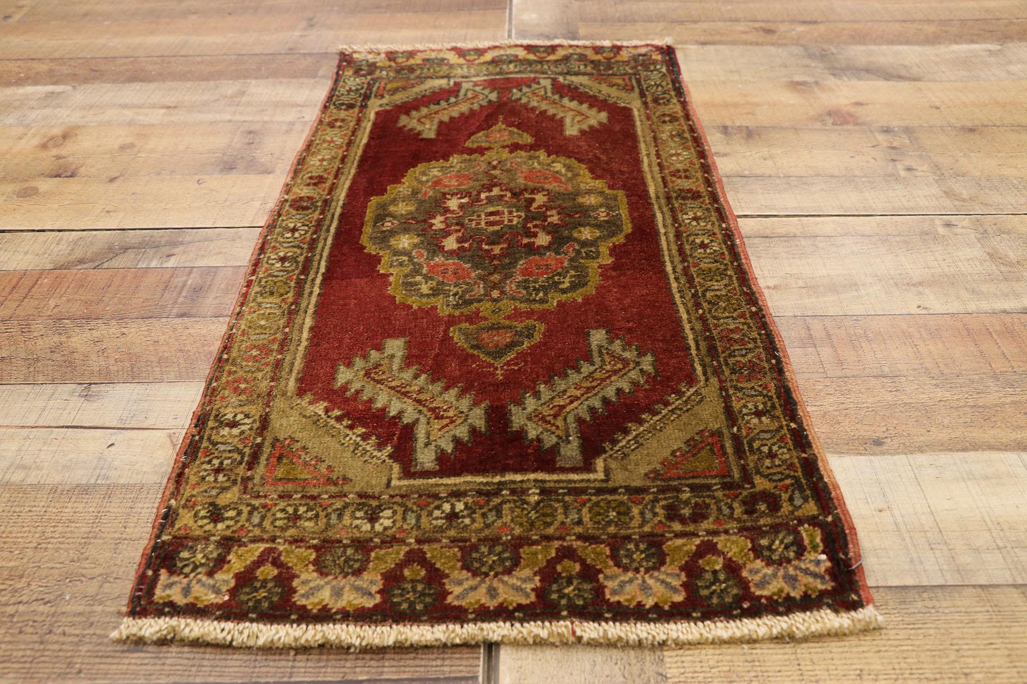 Türkischer Teppich im Vintage-Stil: Timeless Appeal trifft auf stilvolle Langlebigkeit (Wolle) im Angebot