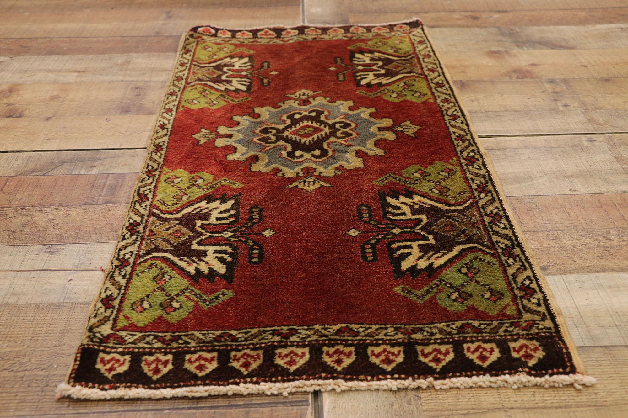 Türkischer Teppich im Vintage-Stil: Timeless Appeal trifft auf stilvolle Langlebigkeit (Wolle) im Angebot
