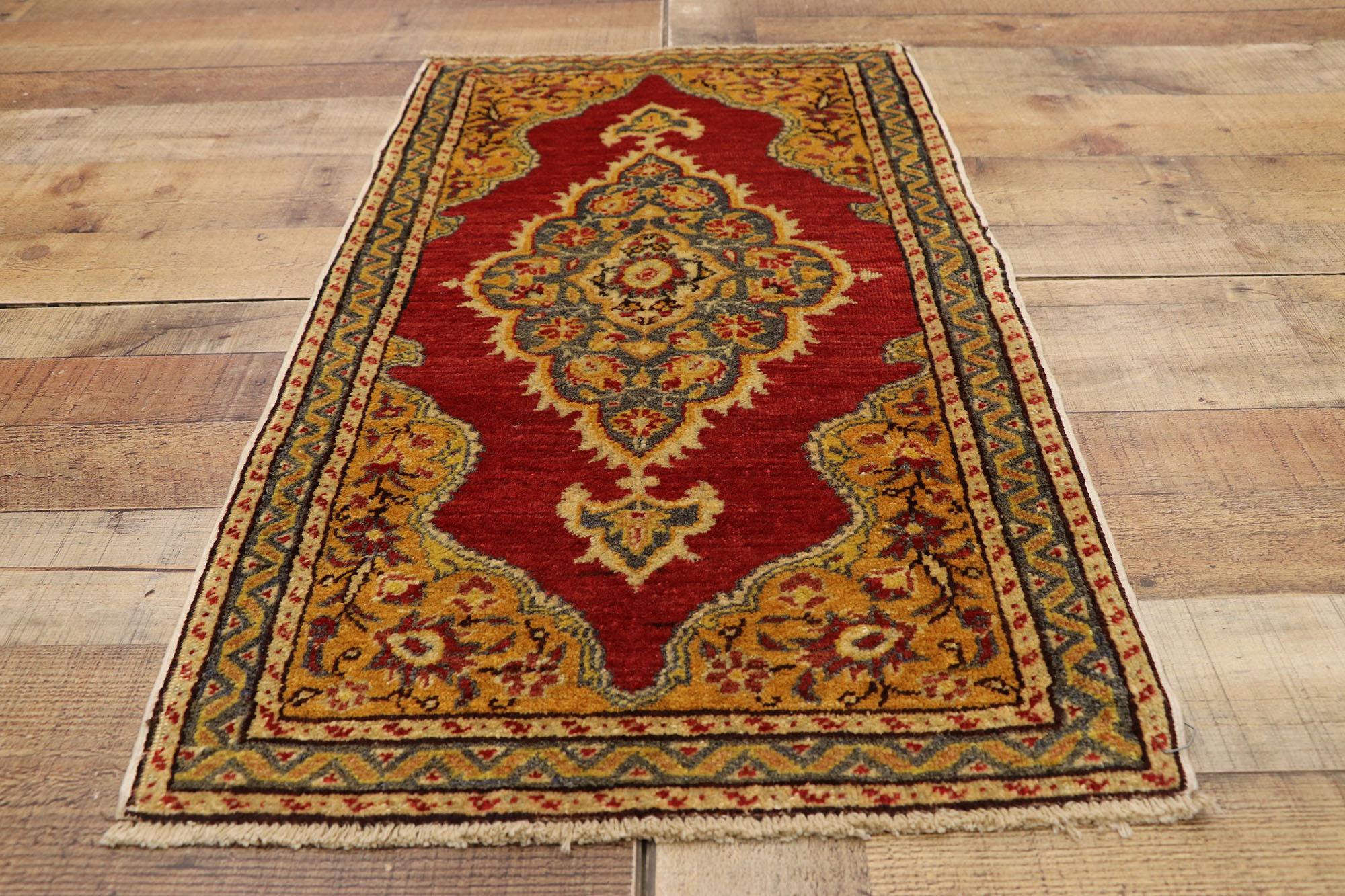 Türkischer Teppich im Vintage-Stil: Timeless Appeal trifft auf stilvolle Langlebigkeit (Wolle) im Angebot