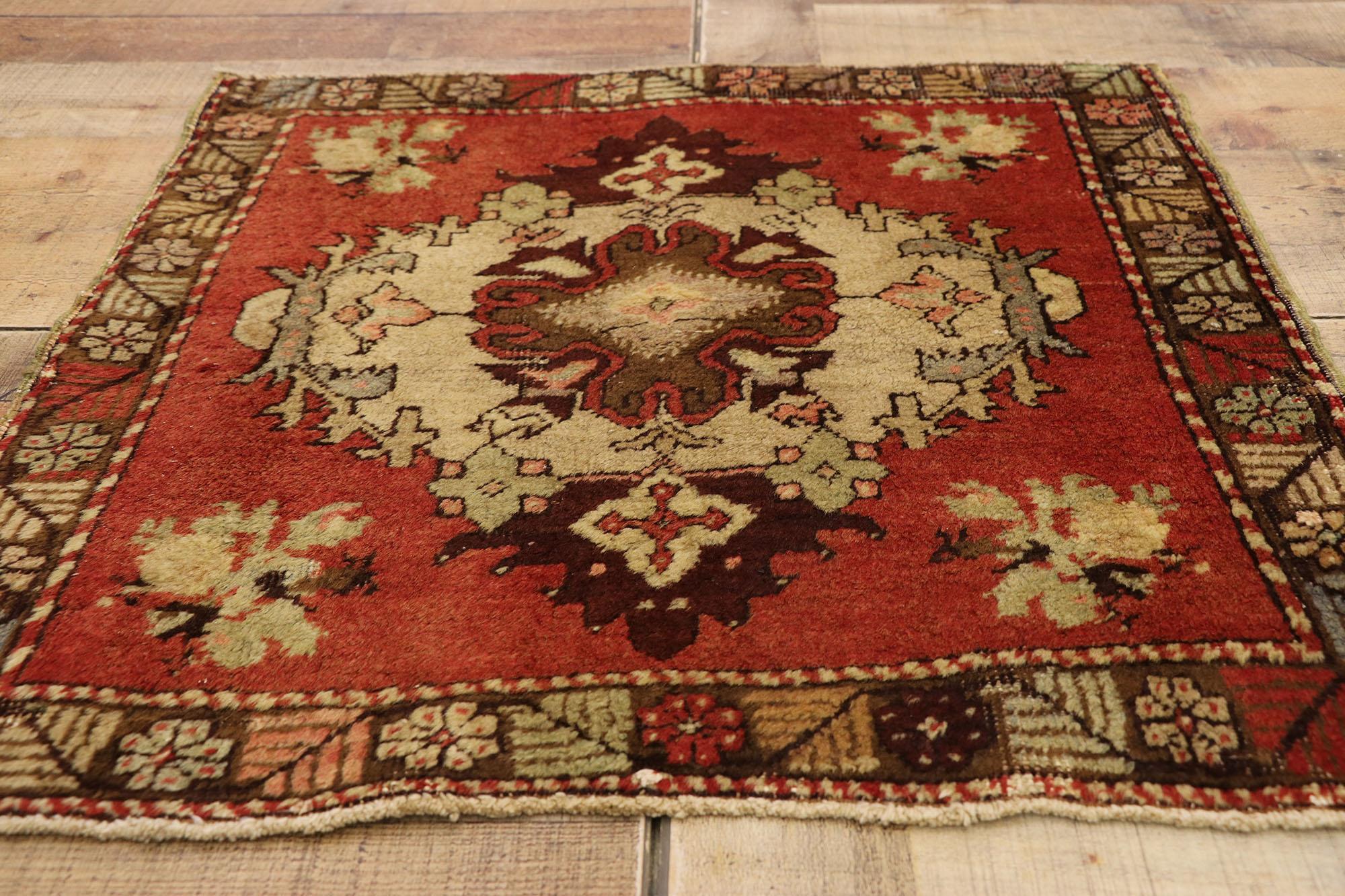 Türkischer Teppich im Vintage-Stil: Timeless Appeal trifft auf stilvolle Langlebigkeit (Wolle) im Angebot