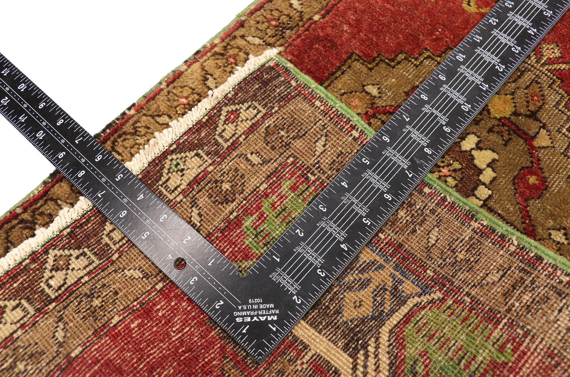 Türkischer Teppich im Vintage-Stil: Timeless Appeal trifft auf stilvolle Langlebigkeit (Wolle) im Angebot