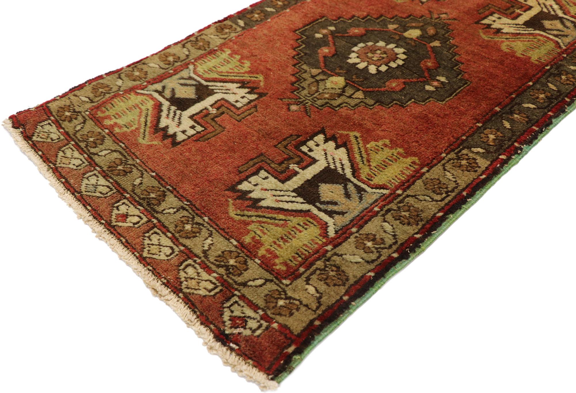 Türkischer Teppich im Vintage-Stil: Timeless Appeal trifft auf stilvolle Langlebigkeit (Wolle) im Angebot