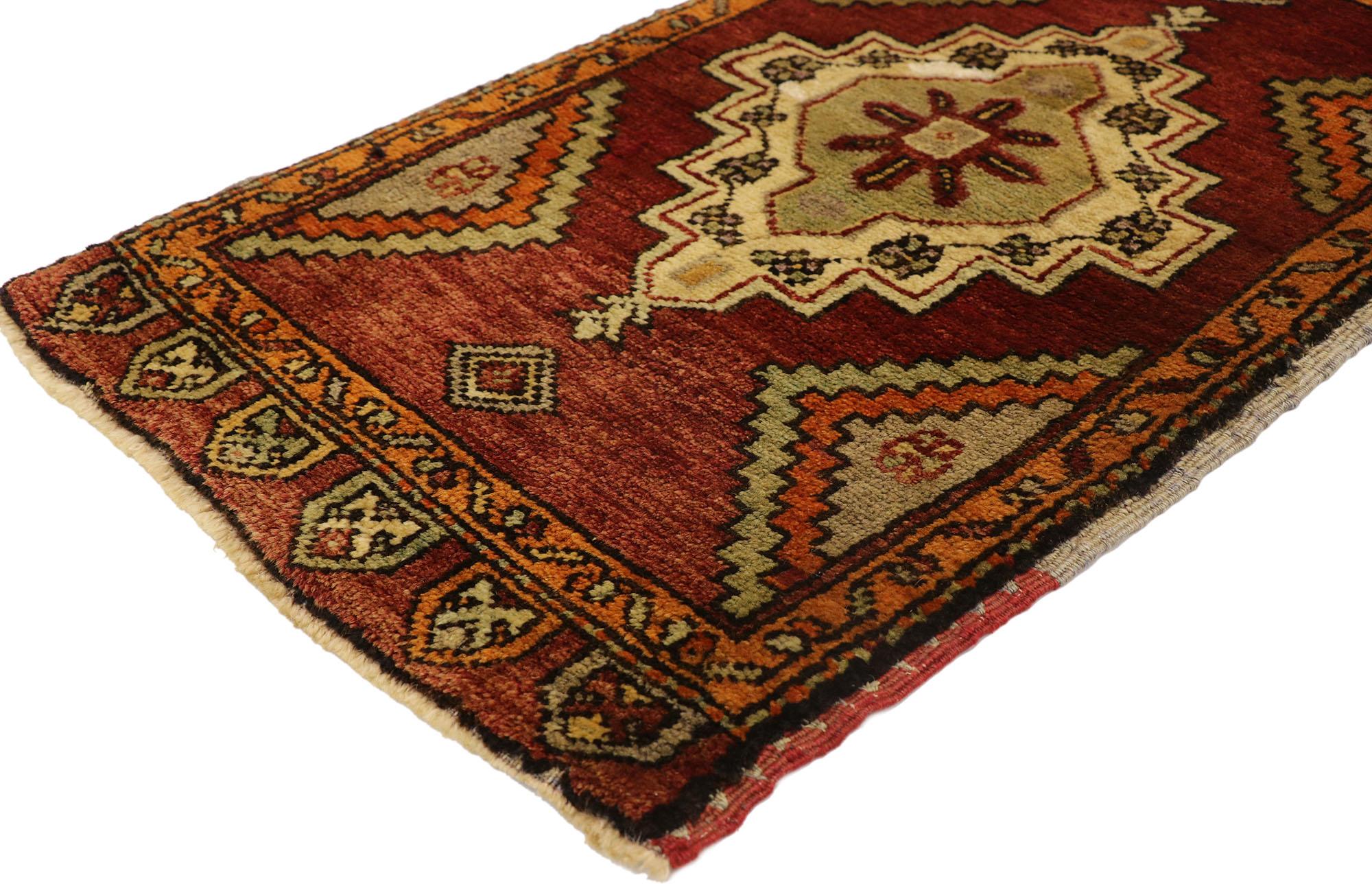 Türkischer Teppich im Vintage-Stil: Timeless Appeal trifft auf stilvolle Langlebigkeit (Wolle) im Angebot