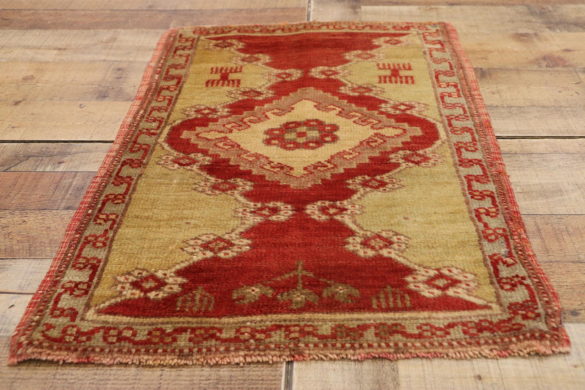 Alfombra turca vintage, el atractivo atemporal se une a la durabilidad con estilo siglo XX en venta