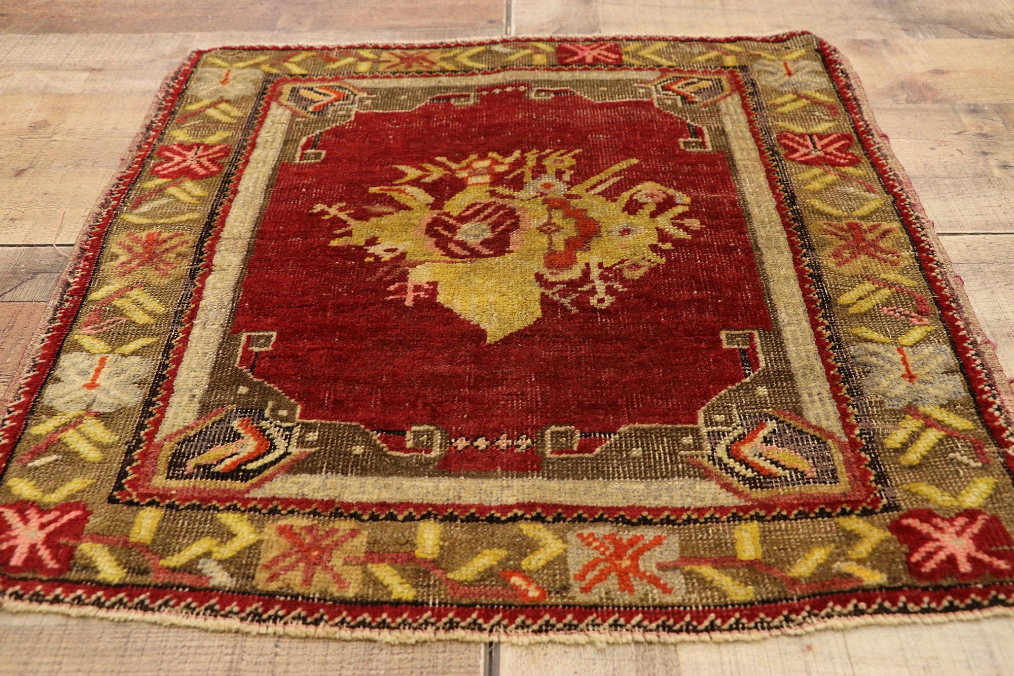 Türkischer Teppich im Vintage-Stil: Timeless Appeal trifft auf stilvolle Langlebigkeit (Wolle) im Angebot