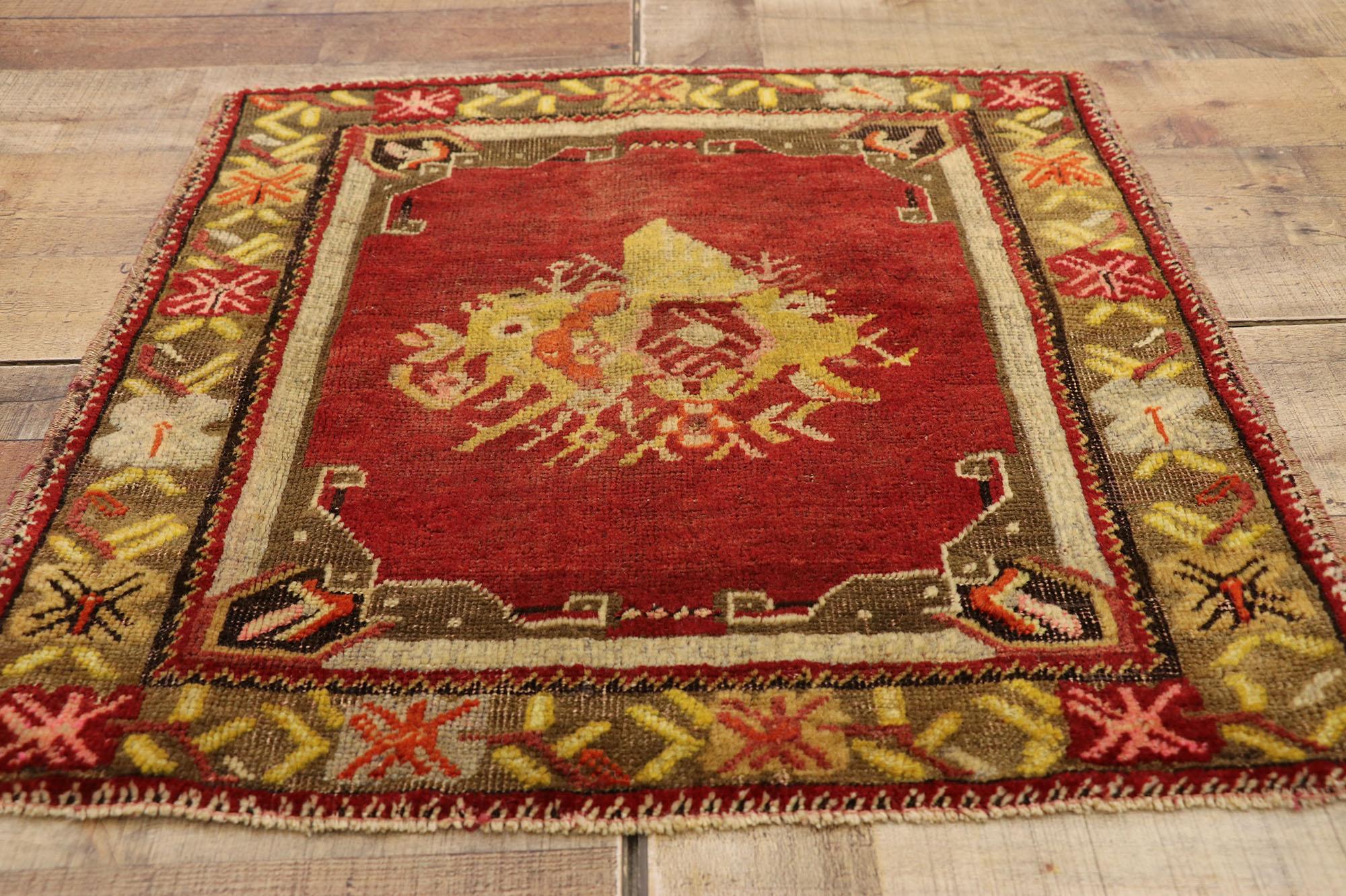 Türkischer Teppich im Vintage-Stil: Timeless Appeal trifft auf stilvolle Langlebigkeit (Wolle) im Angebot