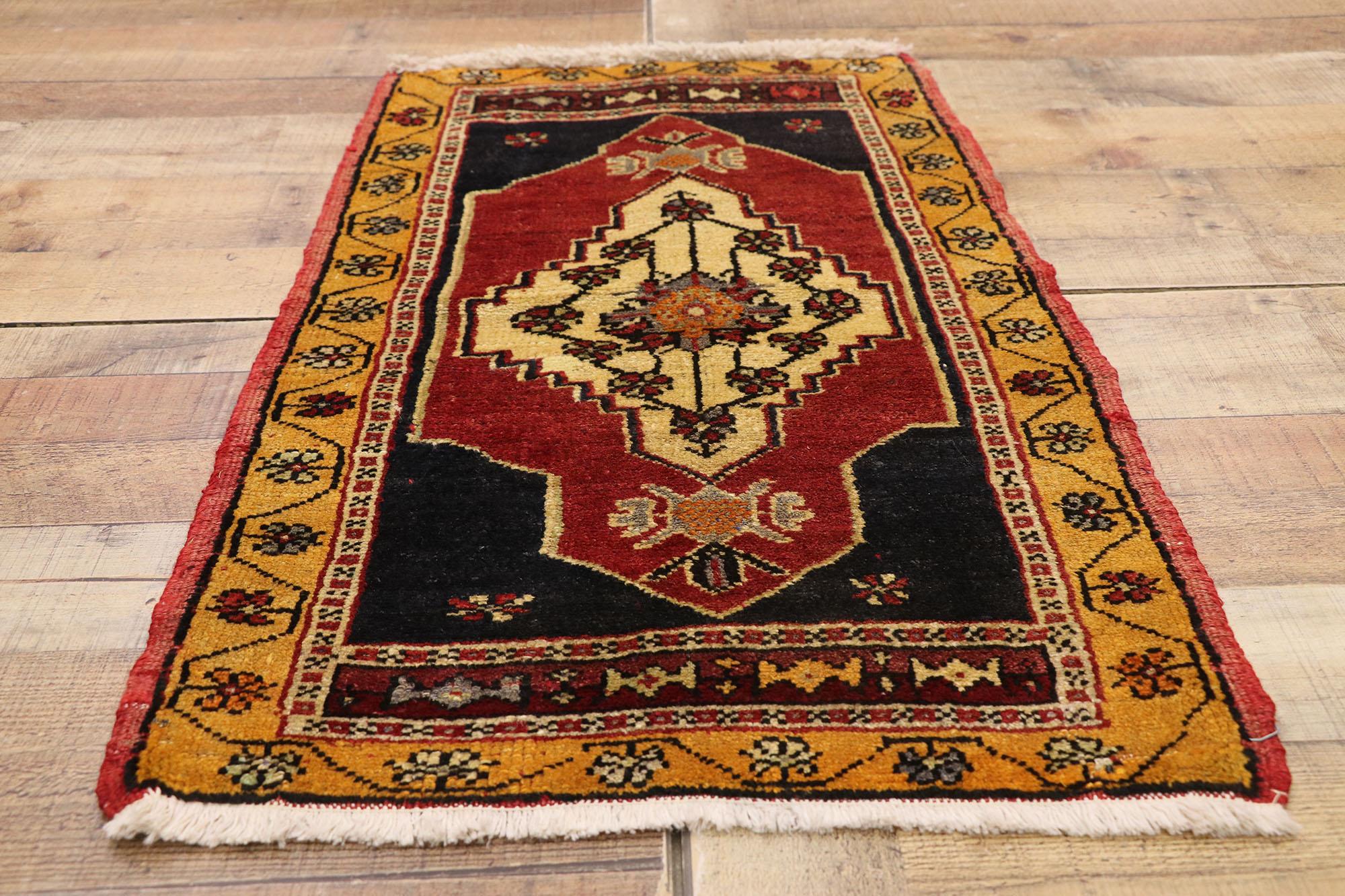 Türkischer Teppich im Vintage-Stil: Timeless Appeal trifft auf stilvolle Langlebigkeit (Wolle) im Angebot