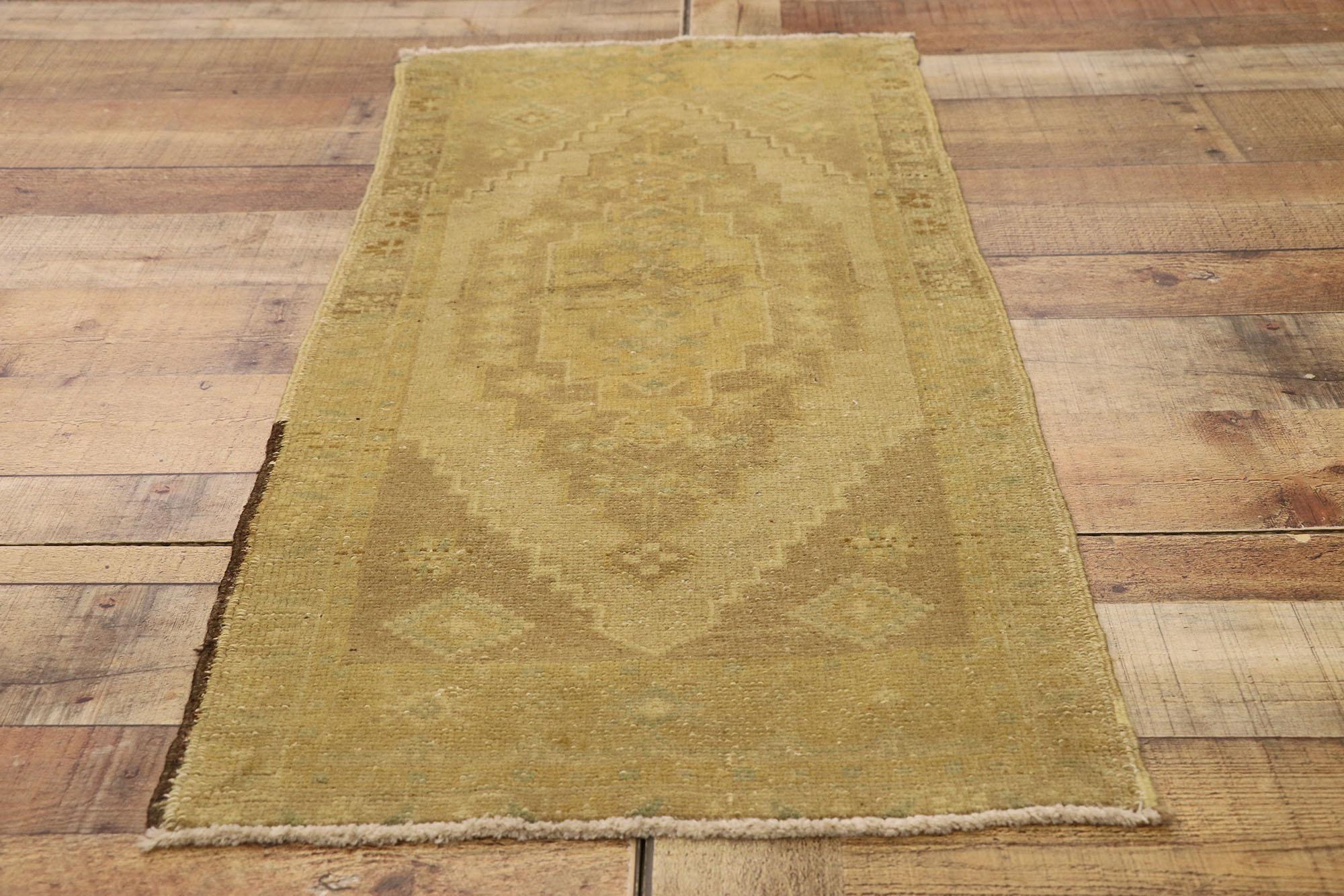 Türkischer Teppich im Vintage-Stil: Timeless Appeal trifft auf stilvolle Langlebigkeit (Wolle) im Angebot