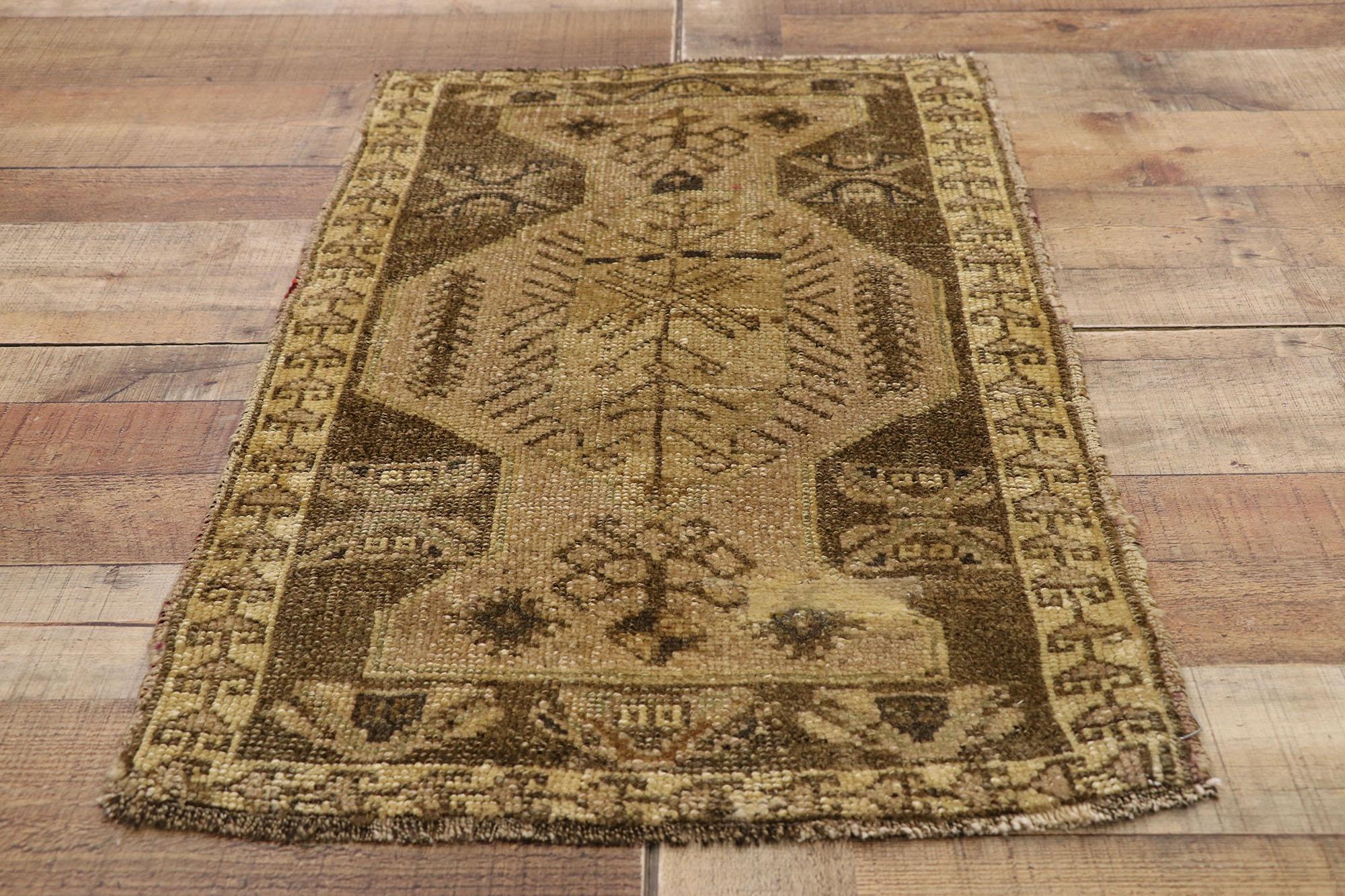 Türkischer Teppich im Vintage-Stil: Timeless Appeal trifft auf stilvolle Langlebigkeit (Wolle) im Angebot