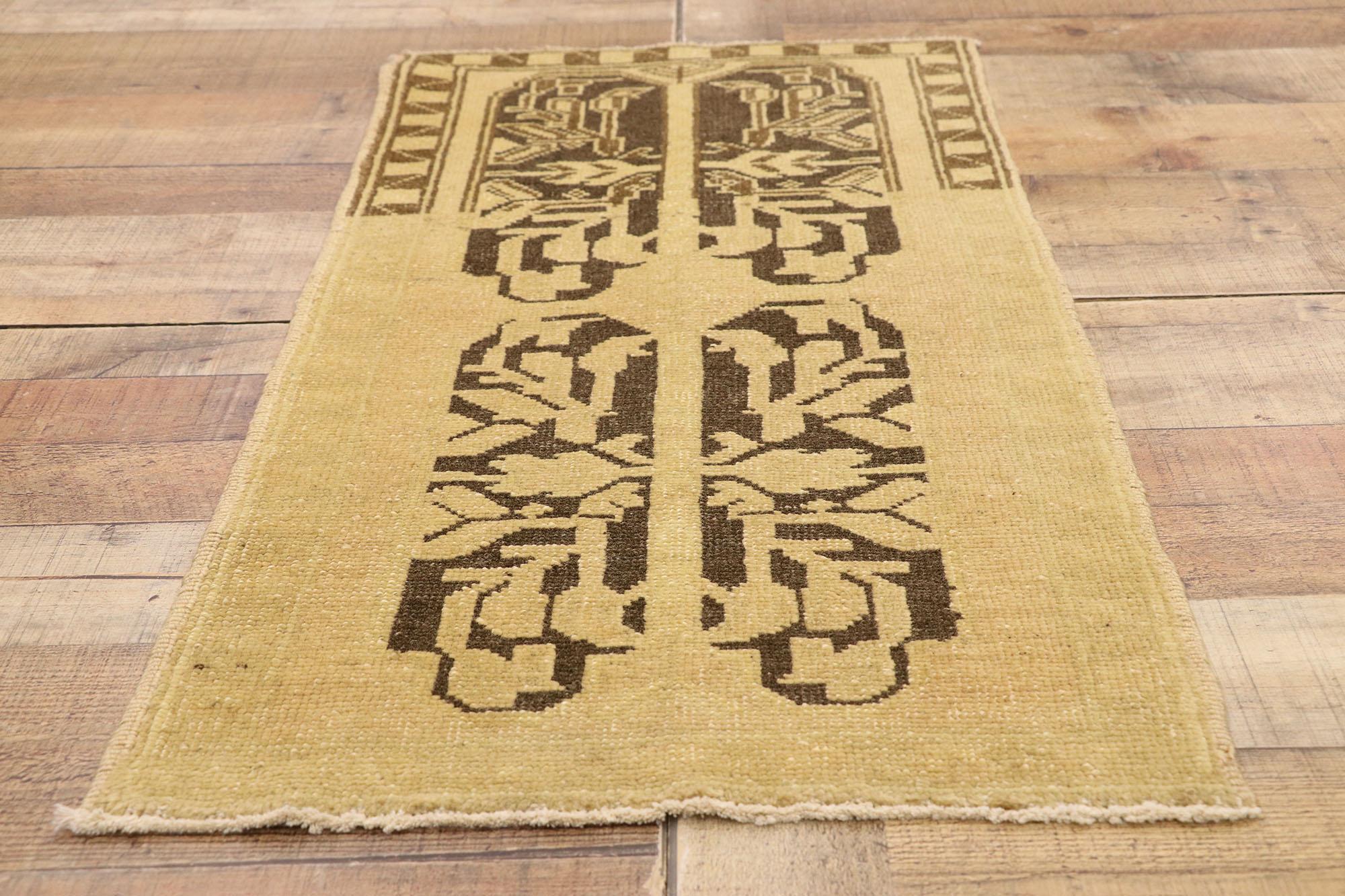 Türkischer Teppich im Vintage-Stil: Timeless Appeal trifft auf stilvolle Langlebigkeit (Wolle) im Angebot
