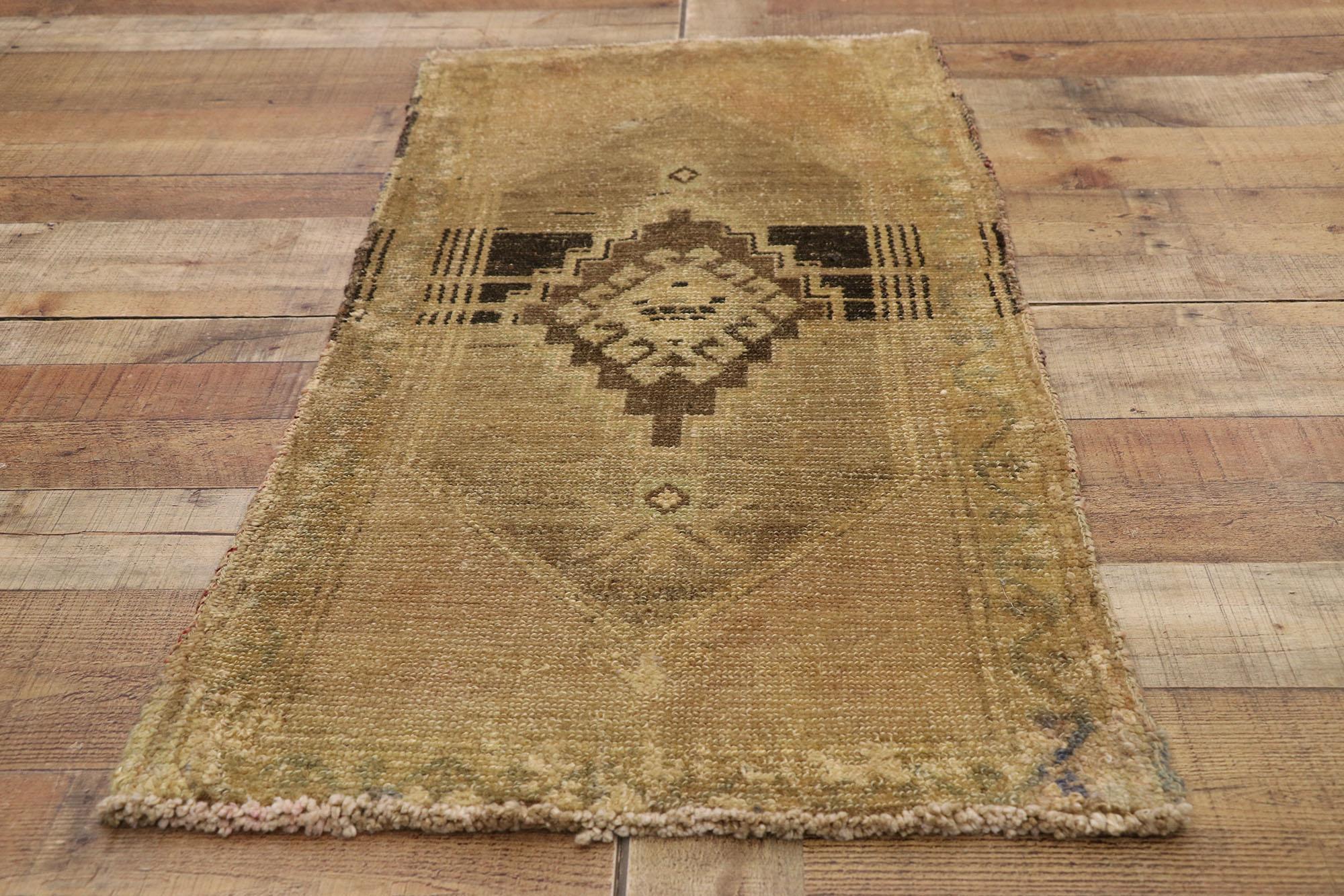 Türkischer Teppich im Vintage-Stil: Timeless Appeal trifft auf stilvolle Langlebigkeit (Wolle) im Angebot