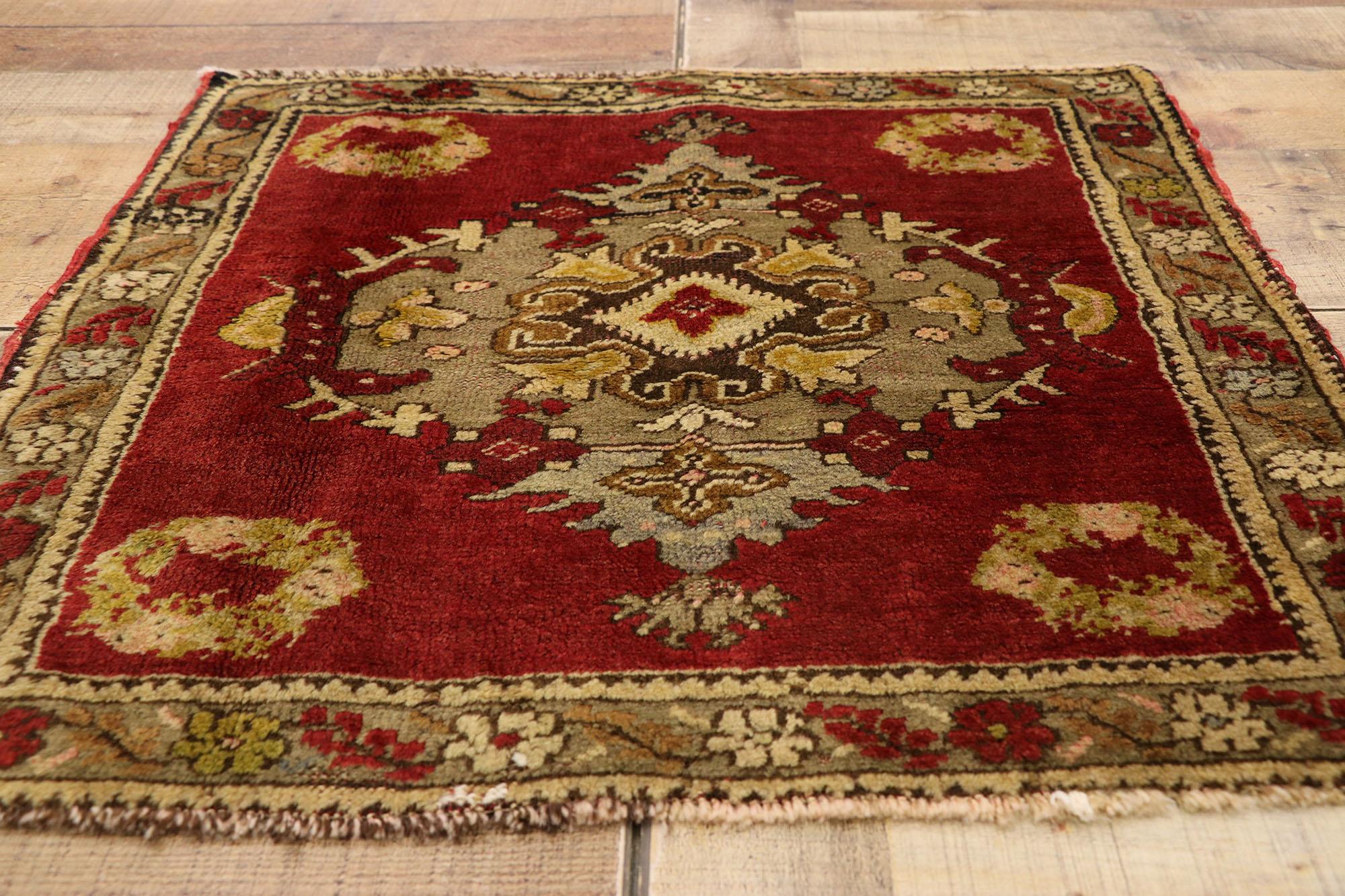 Türkischer Teppich im Vintage-Stil: Timeless Appeal trifft auf stilvolle Langlebigkeit (Wolle) im Angebot