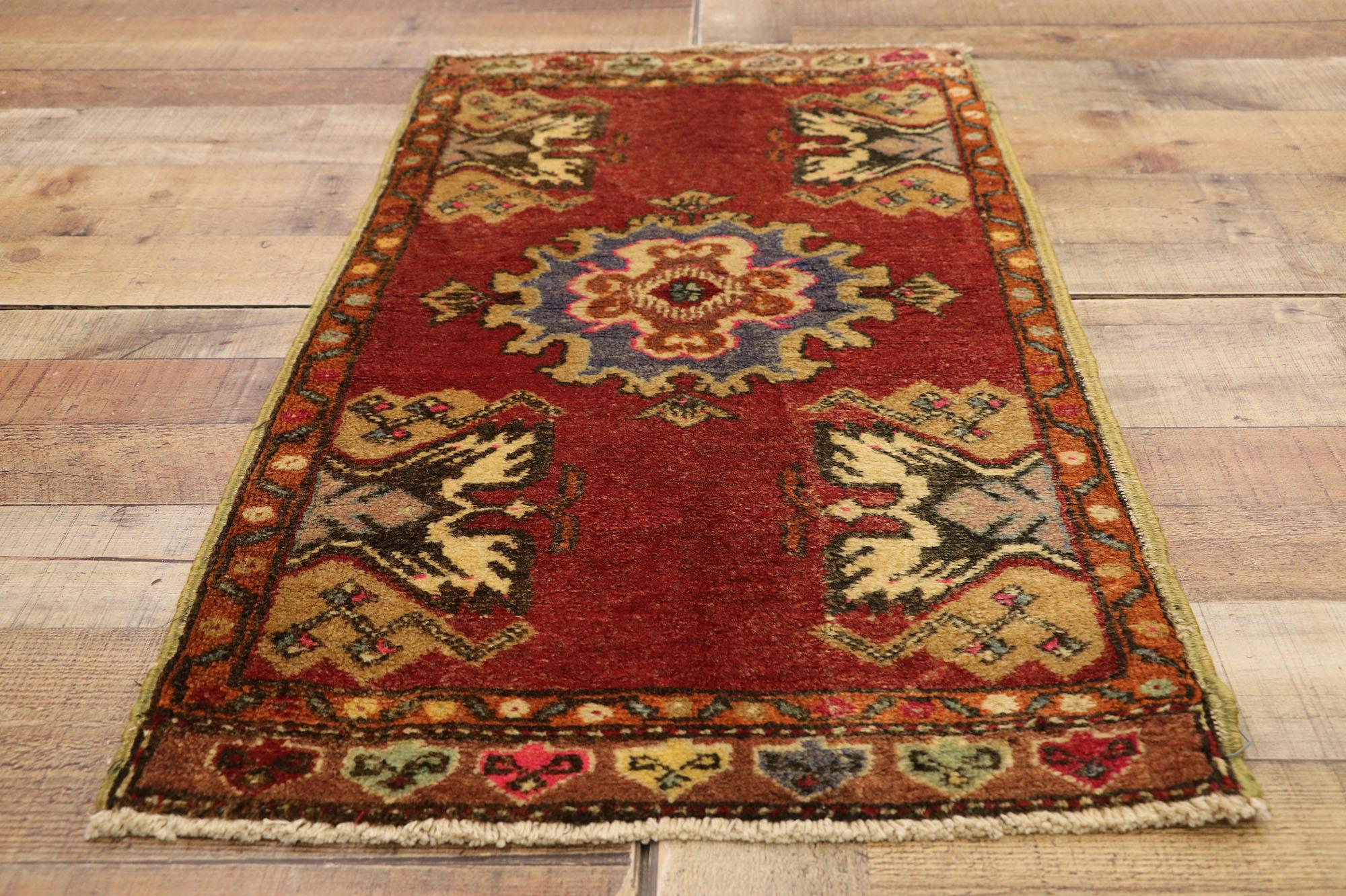 Türkischer Teppich im Vintage-Stil: Timeless Appeal trifft auf stilvolle Langlebigkeit (Wolle) im Angebot