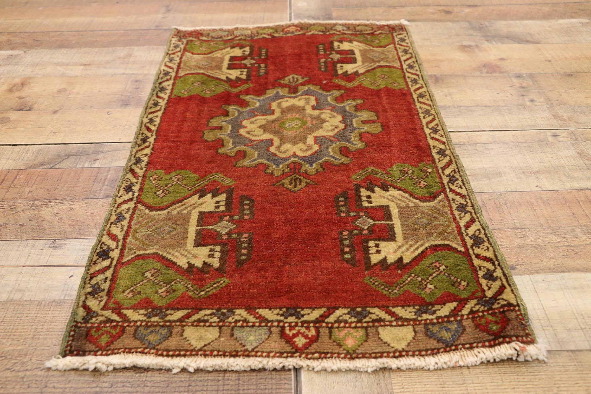 Türkischer Teppich im Vintage-Stil: Timeless Appeal trifft auf stilvolle Langlebigkeit (Wolle) im Angebot