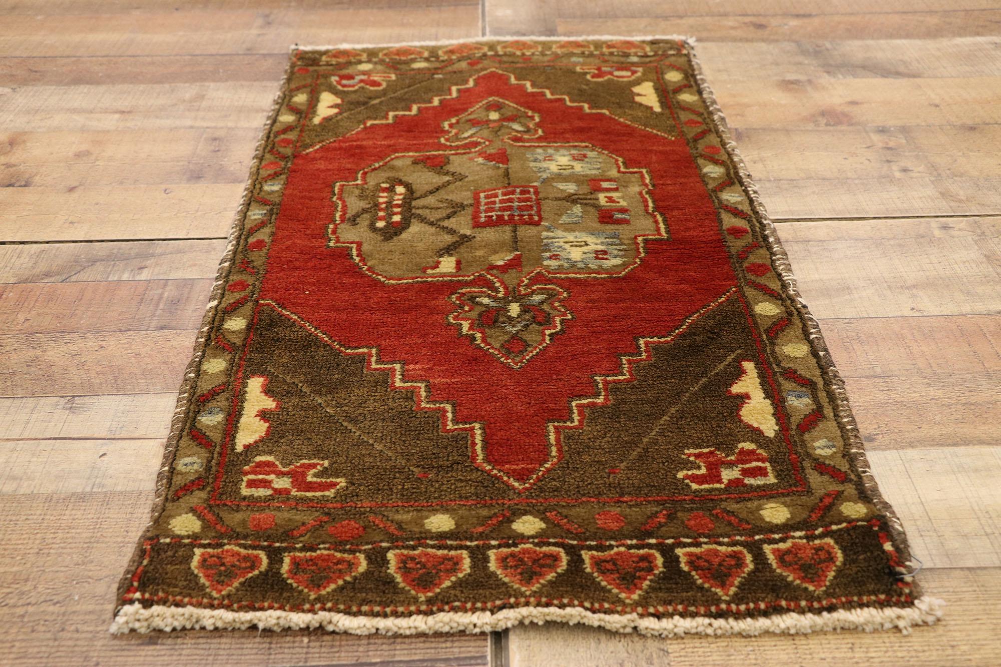 Türkischer Teppich im Vintage-Stil: Timeless Appeal trifft auf stilvolle Langlebigkeit (Wolle) im Angebot