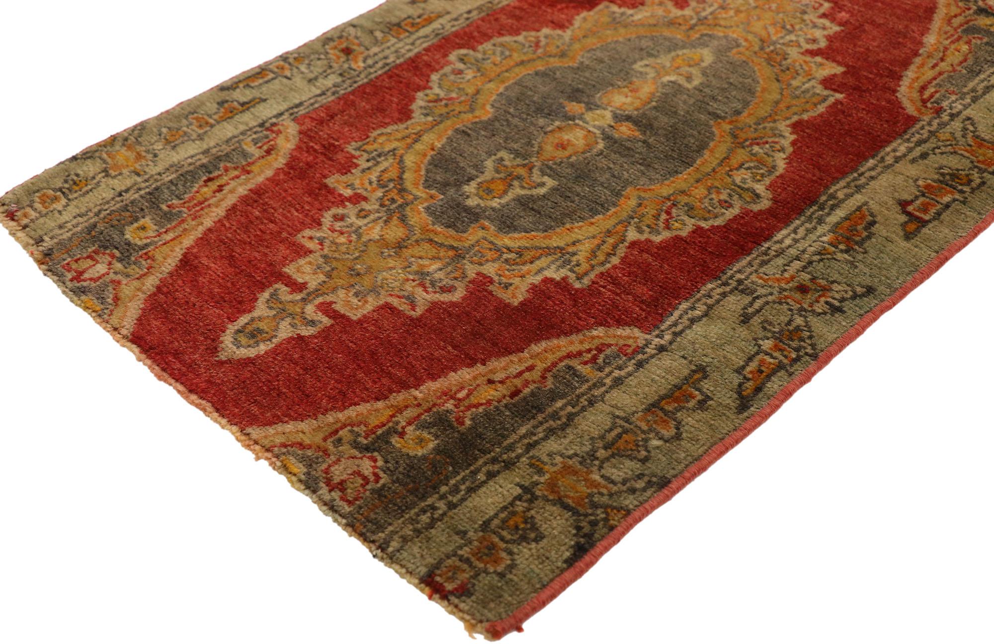 Türkischer Teppich im Vintage-Stil: Timeless Appeal trifft auf stilvolle Langlebigkeit im Angebot 1