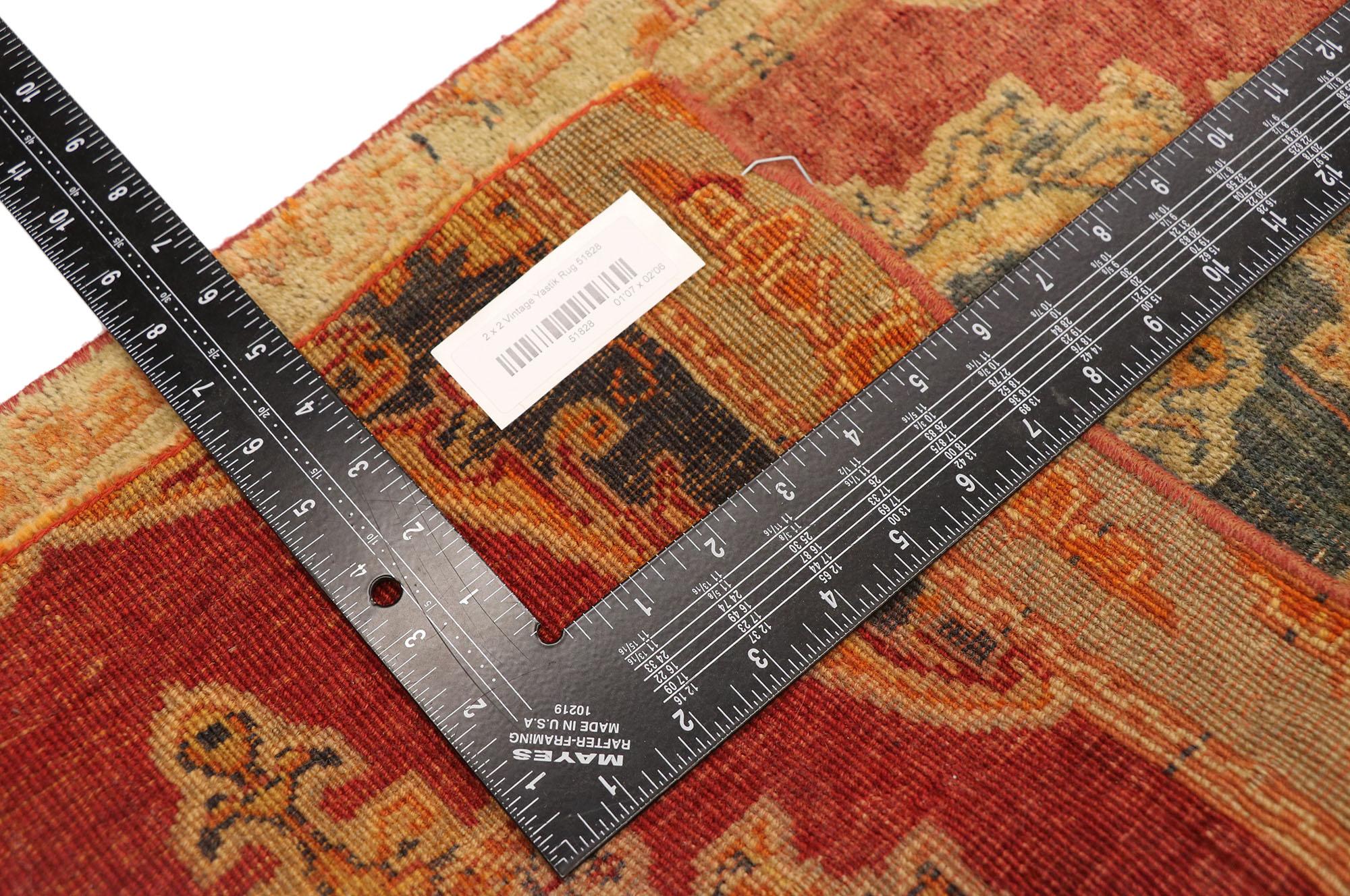 Türkischer Teppich im Vintage-Stil: Timeless Appeal trifft auf stilvolle Langlebigkeit im Angebot 1