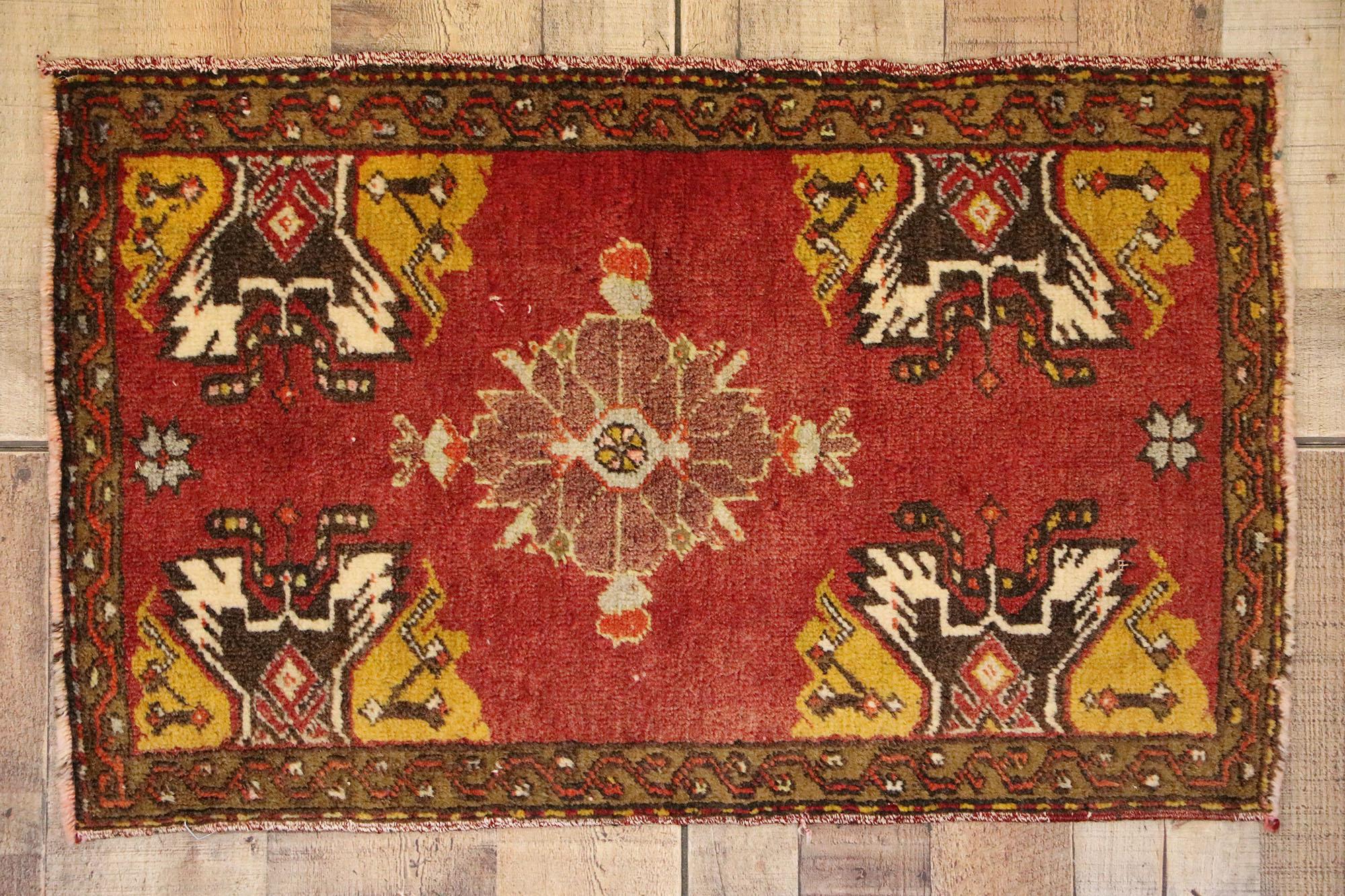 Türkischer Teppich im Vintage-Stil: Timeless Appeal trifft auf stilvolle Langlebigkeit im Angebot 1