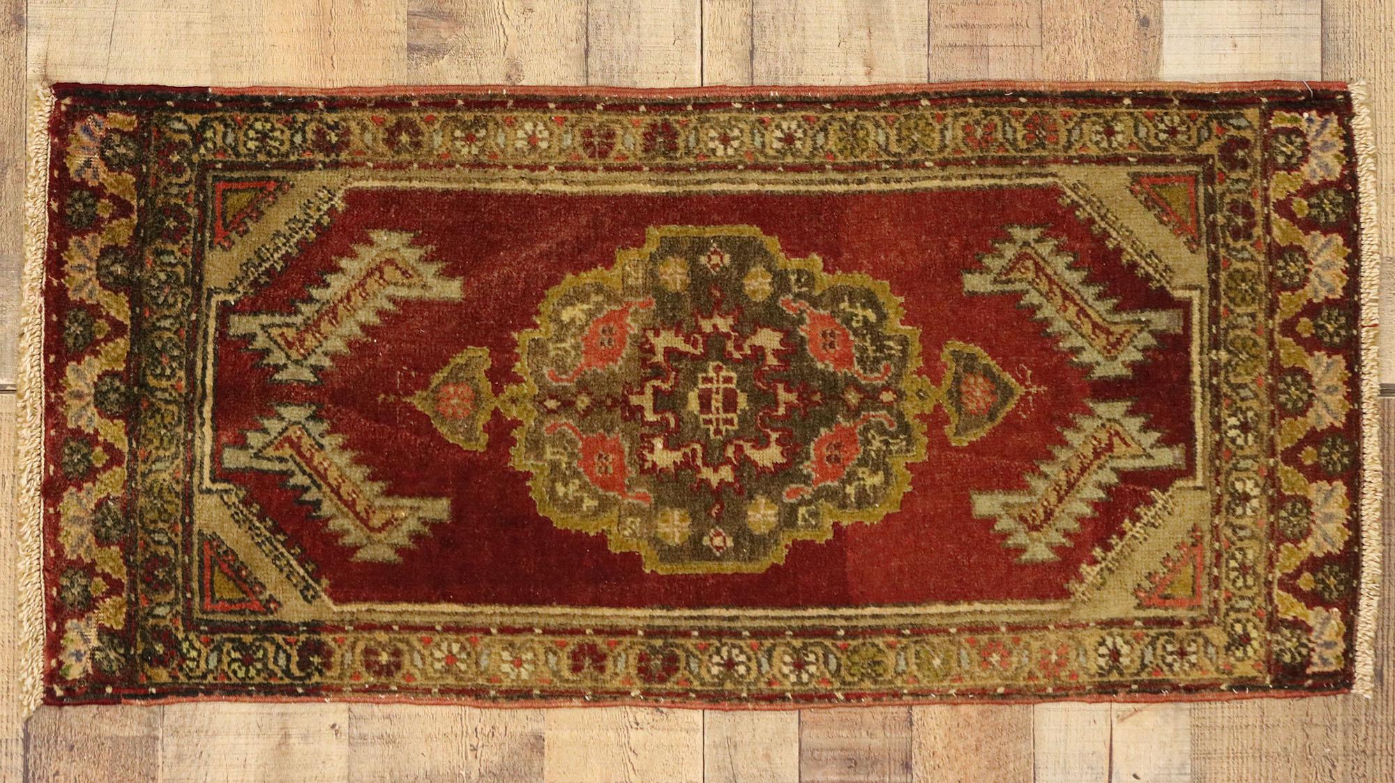 Türkischer Teppich im Vintage-Stil: Timeless Appeal trifft auf stilvolle Langlebigkeit im Angebot 1